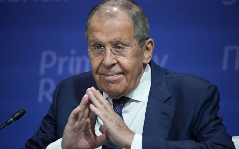 Lavrov " „ursprünglich“ erklärt, warum Putin Kamala Harris „unterstützt“ </p>
<p>Der russische Außenminister Sergej Lawrow sagte, dass der russische Diktator Wladimir Putin „einen Scherz“ gemacht habe, als er davon sprach, die Kandidatur von Kamala Harris bei den US-Präsidentschaftswahlen zu unterstützen.< /p> </p>
<p>Dies sagte er in einem Interview mit dem Sky-TV-Sender News Arabia.</p>
<p>Der Chef des russischen Außenministeriums kommentierte Putins Aussage, Harris bei den Präsidentschaftswahlen zu „unterstützen“, wie folgt: Der Chef hat „einen Scherz gemacht“ und gesagt, dass er „einen guten Sinn für Humor hat.“</p>
<p> „Ich sehe keinen Unterschied, weder in Bezug auf den aktuellen Wahlkampf noch in Bezug auf zukünftige Wahlkämpfe in der.“ „Die Vereinigten Staaten schon seit langer Zeit“, sagte Lawrow.</p>
<p>Er sagte, dass Joe Biden angeblich „seit langer Zeit nicht in der Lage gewesen sei, das Land zu regieren“, und stattdessen der „tiefe Staat“ dies tue. Und Donald Trump hat laut Lawrow in seiner ersten Amtszeit „ziemlich schwerwiegende“ Sanktionen gegen Russland verhängt.</p>
<p>„Infolgedessen kamen wir zu dem Schluss, dass wir uns auf uns selbst verlassen müssen.“ Kommen Sie als „guter Onkel“ ins Weiße Haus oder in eine andere westliche Hauptstadt und alles wird gut für uns, wir werden nie wieder in unserer Geschichte sein“, sagte der Chef des russischen Außenministeriums.</p>
<p>Erinnern Sie sich daran Am 5. September sagte Putin, dass Harris die US-Präsidentschaftswahlen „unterstützen“ werde, weil Trump „so viele Sanktionen und Beschränkungen gegen Russland verhängt hat, wie kein anderer Präsident jemals verhängt hat.“</p>
<h4>Ähnliche Themen:< /h4>Weitere Neuigkeiten</p>
<!-- relpost-thumb-wrapper --><div class=