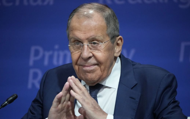 Lavrov vom Podium der UN-Generalversammlung mit Atomwaffen bedroht – AP“ /></p>
<p><strong>In seiner Rede griff der russische Diplomat den Westen mit Vorwürfen an.</strong></p>
<p>< p>Außenminister der Russischen Föderation <strong>Sergej Lawrow</strong>Während seiner Rede vor der UN-Generalversammlung drohte er dem Westen und warnte vor „Versuchen, für den Sieg gegen einen Atomstaat zu kämpfen.“</p >
<p>AP schreibt darüber.</p>
<p>Es wird darauf hingewiesen, dass der russische Diplomat während seiner Rede scharf gegen den Westen vorging und sagte, Europa nutze die Ukraine als Instrument, um eine „strategische Niederlage“ anzustreben. von Moskau und bereiten Sie sich darauf vor, an diesem „selbstmörderischen Abenteuer“ teilzunehmen.</p>
<p>„Ich werde hier nicht über die Sinnlosigkeit und Gefahr der bloßen Idee sprechen, zu versuchen, gegen ein Atomkraftwerk zum Sieg zu kämpfen.“ Staat wie Russland“, sagte er.</p>
<p>Erinnern Sie sich daran, dass Wladimir Putin eine Sitzung der Ständigen Sitzung des Sicherheitsrats zum Thema nukleare Abschreckung abgehalten und die Liste der Bedingungen erweitert hat, unter denen Russland Atomwaffen einsetzen darf. Der Kremlchef drohte damit, dass er als Reaktion auf die Aggression eines jeden Nicht-Atomwaffenstaates einen Atomschlag durchführen könne. Die Vereinigten Staaten reagierten auf die nukleare Erpressung.</p>
<h4>Ähnliche Themen:</h4>
<p>Weitere Nachrichten</p>
<!-- relpost-thumb-wrapper --><div class=