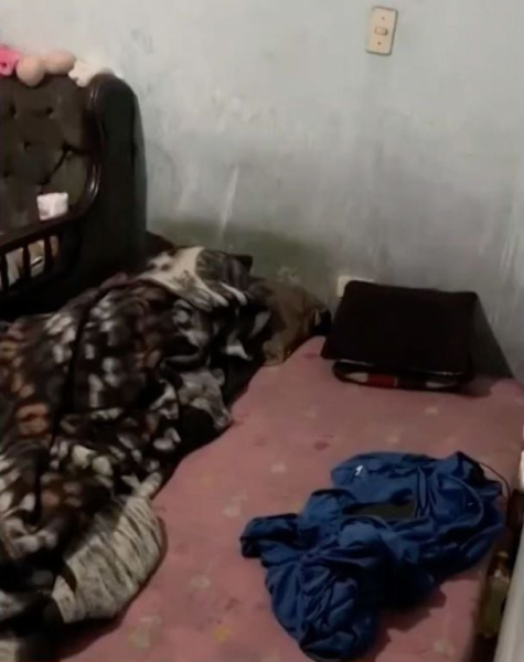  Ehemann schlief wochenlang neben dem verwesenden Körper seiner toten Frau (Fotos, Details)“ /></p>
<p>Salazar könnte wegen Mordes an seiner Frau angeklagt werden, wenn eine Autopsie beweist, dass sie an einer äußeren Ursache gestorben ist.</p>
<p > Das Opfer meldete die häusliche Gewalt ihres Mannes mehrmals bei der örtlichen Polizeistation, aber sie kamen immer wieder zusammen. Nachbarn sagten, sie hörten das Paar regelmäßig streiten und vermuteten, dass es sich um gewohnheitsmäßige Gewalt handelte.</p>
<p><img decoding=