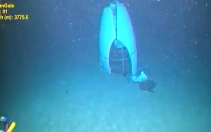 Enthüllt das erste Foto des Bathyscaphe, das nach der Explosion in der Nähe der Titanic sank. /></p>
<p><strong>Die Anhörungen zum U-Boot-Unglück und weitere Suchaktionen laufen derzeit.</strong></p>
<p> Das erste Foto des Titan-Tauchboots wurde veröffentlicht, nachdem es explodiert war.</p>
<p>LADbible schreibt darüber.</p>
<p>Im Juni 2023 starben fünf Menschen bei einem Tief Unterwasserfahrt auf dem OceanGate-Schiff zur Besichtigung der Ruinen der Titanic.</p>
<p>An Bord des U-Bootes befanden sich Stockton Rush, CEO von OceanGate, der britische Entdecker Hamish Harding, der britisch-pakistanische Geschäftsmann Shahzada Dawood, sein Sohn Suleman und der französische Tauchveteran Paul-Henri Nargeole.</p>
<p>Nach dem Abstieg in die Tiefe erfolgte die Kommunikation mit dem U-Boot „Titan“ ging am 18. Juni verloren.</p>
<p>Nach einer riesigen Suchaktion, die zu einer Internet-Obsession wurde, wurde schließlich ein „Trümmerfeld“ entdeckt, zusammen mit vermutlich menschlichen Überresten.</p>
<p> p> </p>
<p>Die US-Küstenwache bestätigte, dass die Titan bei einer „katastrophalen Explosion“ zerstört wurde.</p>
<p>Eine voraussichtlich zweiwöchige Anhörung zu der Tragödie findet derzeit bei der US-Küstenwache in Charlestown, South Carolina, statt, wo auch die letzten Worte der Schiffsbesatzung veröffentlicht wurden.</p>
<p>Laut einer Erklärung der Ziel der Anhörung der Küstenwache ist es, „die Fakten rund um den Vorfall offenzulegen und Empfehlungen zu entwickeln, um ähnliche Tragödien in der Zukunft zu verhindern.“</p>
<p>Ein während der Anhörung veröffentlichtes Bild zeigt das Titan-U-Boot auf dem Meeresboden, wobei der Kegel seines Schwanzes in einer Tiefe von 3.775 m aus dem Meeresboden ragt, neben anderen Wrackteilen.</p>
<p><img decoding=