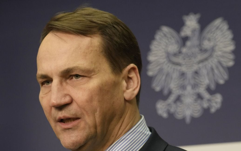 Sikorski sagte, wann es soweit sein wird Krieg in der Ukraine beenden“ /></p>
<p><strong>Der Schlüssel zum Sieg liegt darin, der Ukraine mehr finanzielle Unterstützung zur Unterstützung ihrer eigenen Verteidigungsindustrie zu gewähren.</strong></p>
<p>Nur dann wird es so sein Der Krieg in der Ukraine endet, als Kremlchef Wladimir Putin entscheidet, dass die Invasion ein Fehler war und er seine Ziele nicht zu akzeptablen Kosten erreichen wird. Allerdings sei der Diktator „noch nicht so weit gekommen.“</p>
<p>Darüber sprach der polnische Außenminister Radoslaw Sikorski in einem Interview mit MSNBC, berichtet die polnische Agentur PAP.</p>
<p>„An diesem Punkt ist er noch nicht angelangt, aber seine Wirtschaft und seine Fähigkeit, Hunderttausende zu versenden.“ Der Tod der Russen ist nicht grenzenlos… Wenn wir dabei nicht aufhören, kann dieser Krieg durch die Wiederherstellung des Völkerrechts und der internationalen Grenzen beendet werden“, sagte der Minister.</p>
<p>Bezüglich des „Siegesplans“ des ukrainischen Präsidenten Wladimir Selenskyj, den er voraussichtlich in den kommenden Tagen US-Präsident Joe Biden sowie den Präsidentschaftskandidaten Kamala Harris und Donald Trump vorstellen wird, sprach sich der polnische Außenminister Radoslaw Sikorski für das westliche Militär aus Hilfe.</p>
<p>Sikorsky bemerkte, dass er nicht darüber spekulieren wolle, was in Selenskys „Siegesplan“ enthalten sei.</p>
<p>Aber seiner Meinung nach müssen die Partnerländer der Ukraine die Mittel dafür zur Verfügung stellen Ändern Sie die Berechnungen Putins und die Mittel dafür sind finanzieller Natur.</p>
<p>„Die Ukraine hat eine eigene Verteidigungsindustrie, der es an Ressourcen mangelt, die über einige freie Kapazitäten verfügt, und ein paar Milliarden Dollar würden einen großen Beitrag zur Herstellung Putins leisten.“ Erkenne, dass er nicht gewinnen kann ” – sagte Sikorsky.</p>
<p>Ihm zufolge wäre der Ausweg aus dem Krieg der Abzug der Truppen beider Länder über ihre international anerkannten Grenzen hinaus.</p>
<p>Erinnern Sie sich dass der frühere US-Außenminister Antony Blinken sagte, dass die westlichen Partner der Ukraine im Laufe von zwei Jahren mehr als 4 Milliarden US-Dollar gesammelt haben, um den von der russischen Armee zerstörten Energiesektor wiederherzustellen.</p>
<h4>Verwandte Themen:</h4 >Weitere Neuigkeiten</p>
<!-- relpost-thumb-wrapper --><div class=