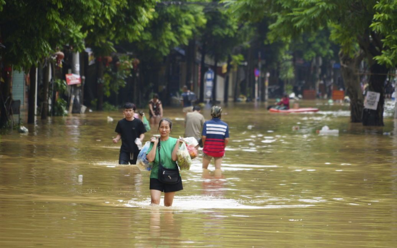 Verheerend Taifun traf Vietnam: bis zu 200 Menschen starben (Foto)“ /></p>
<p><strong>Die Windgeschwindigkeit erreichte 149 km/h und verursachte Sturzfluten und Erdrutsche.</strong></p>
<p > Der Taifun Yagi traf Vietnam, wobei fast 200 Menschen starben und mehr als 125 noch vermisst werden.</p>
<p>Das berichtet Sky News.</p>
<p>Der Taifun Yagi war der heftigste, der dieses südostasiatische Land in den letzten Jahrzehnten getroffen hat. Die Katastrophe erreichte am 7. September mit Windgeschwindigkeiten von bis zu 149 km/h Land und verursachte Sturzfluten und Erdrutsche.</p>
<p>Nach Angaben der vietnamesischen Zeitung VNExpress starben etwa 197 Menschen, 128 werden vermisst. mehr als 800 weitere wurden verletzt.</strong></p>
<p>Die Zahl der Todesfälle erreichte Anfang dieser Woche ihren Höhepunkt, als Sturzfluten am 10. September das gesamte Dorf Lang Nu in der Provinz Lao Cai im Norden Vietnams hinwegfegten.</p>
<p> < p>Hunderte Retter machten sich auf die Suche nach Überlebenden. Am Morgen des 12. März wurden 53 Dorfbewohner vermisst.</p>
<p>Die Überschwemmungen in der Hauptstadt Hanoi waren Berichten zufolge die schlimmsten seit 20 Jahren und führten zu Massenevakuierungen.</p>
<p>Überschwemmungen im Roten Meer Der Fluss ist leicht zurückgegangen, aber viele Gebiete sind immer noch überschwemmt.</p>
<p>Die Menschen wateten bis zu den Knien durch schlammiges braunes Wasser, um eine Straße zu gehen. Einige trugen noch Fahrrad- und Motorradhelme und ließen ihre Fahrzeuge auf der Straße stehen. Andere trieben in kleinen Booten die Straße entlang, während Trümmer vorbeischwammen. Und ein Mann schob sein Motorrad auf einem Aluminiumboot Richtung Land.</p>
<p>Yagi wurde am 8. September schwächer, aber die Regenfälle halten an und der Flusspegel bleibt gefährlich hoch.</p>
<p>In der Provinz Phu Tho <strong >Eine Stahlbrücke über den Roten Fluss stürzte ein und ließ zehn Autos und Lastwagen sowie zwei Motorräder im Wasser zurück.</p>
<p>In der Bergprovinz Khao Bang wurde ein <strong>Bus mit 20 Menschen von einem mitgerissen Erdrutsch in einen überfluteten Bach.</strong></p>
<p>Unterdessen wurden in Thailand mindestens zwei Menschen getötet und Hunderte blieben gestrandet, nachdem heftige Regenfälle zwei nördliche Provinzen heimgesucht hatten. Dort traten Flüsse über die Ufer, überschwemmten Gemeinden und lösten Schlammlawinen aus.</p>
<p>Experten sagen, dass Stürme wie der Taifun Yagi aufgrund des Klimawandels stärker werden, da wärmeres Meerwasser mehr Energie für ihre Ernährung bereitstellt. Dies führt zu stärkeren Winden und stärkeren Niederschlägen.</p>
<h4>Verwandte Themen:</h4>
<p>Weitere Nachrichten</p>
<!-- relpost-thumb-wrapper --><div class=