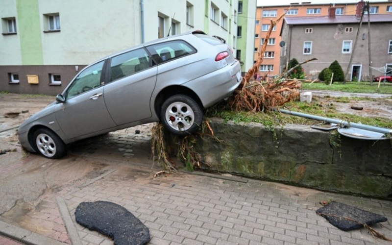 Bedrohungen Gibt es in der Ukraine eine Überschwemmung wie in Europa: Der Meteorologe antwortete: „ /></p>
<p><strong>Bestimmte „Restprozesse“ kann in den nächsten Tagen irgendwo in den südlichen Regionen, in Transkarpatien und der Karpatenregion beobachtet werden.</strong></p>
<p>Unwetter und große Überschwemmungen in europäischen Ländern wurden durch einen Wirbelsturm verursacht, der zwei Tage lang an einem Ort wütete. Was die Ukraine betrifft, so haben wir es sowohl in der Region Odessa als auch in der Karpatenregion gespürt. Es gab Niederschläge unterschiedlicher Intensität und es kam zu einem gewissen Anstieg des Wasserspiegels in Gebirgsflüssen.</p>
<p>Die Prognostikerin des Ukrainischen Hydrometeorologischen Zentrums Natalya Ptukha sprach darüber in einem Kommentar für RBC-Ukraine.</p >
<p>Dem Experten zufolge wurde der Zyklon über Mitteleuropa durch ein Hochdruckfeld aus nördlichen Breiten auf der nordöstlichen Seite blockiert.</p>
<p>„Deshalb konnte es sich nicht besonders in jede Richtung bewegen und so blieb es zwei Tage lang praktisch an einem Ort und verursachte so starke Niederschläge“, erklärte die Meteorologe.</p>
<p>Sie fügte hinzu, dass sie dabei eine Rolle spielten dies sowie Temperaturänderungen.</p>
<p>„Über Mitteleuropa kam es zu einem Zustrom kalter Luft aus den nördlichen Breiten. Gleichzeitig kam es über den südöstlichen Teil (über das Territorium der Ukraine, über das Schwarze Meer). ) Es gab eine warme Luftmasse, diese Situation verursachte so starke Niederschläge und infolgedessen einen Anstieg des Wasserspiegels“, sagte Ptukha.</p>
<p>Sie stellte klar, dass es nicht nur einen Zyklon über Südeuropa gab, sondern ein „multizentrisches System“.</p>
<p>„Es gibt jetzt ein multizentrisches System über Südeuropa. Es bleibt.“ Seine europäischen Kollegen nannten ihn „Boris“, bemerkte der Spezialist.</p>
<p>Bird sagte, dass die Flut, die zur Zerstörung in Europa geführt habe, keine Bedrohung für die Ukraine darstelle.</p>
<p> < p>Nach Angaben des Spezialisten ereignete sich das Maximum dieses Zyklons genau am 14. und 15. September.</p>
<p>„Und was wir in der Region Odessa, in der Karpatenregion hatten – Niederschläge fielen unterschiedlicher Intensität, es gab einen gewissen Anstieg des Wasserspiegels in Gebirgsflüssen (aber alles befand sich innerhalb der Kanäle, das Maximum stieg bei einigen einzelnen auf 70 cm Flüsse, aber ohne negative Folgen)“, präzisierte die Prognostikerin.</p>
<p>Ihrer Meinung nach werden nun „alle Frontalsysteme dieses Zyklons in südwestlicher Richtung zurückgedrängt.“</p>
<p> „Denn das Hochdruckfeld verstärkt sich bereits von Nordosten und es wird uns eine ruhigere Situation bescheren“, erklärte die Expertin.</p>
<p>Ihrer Meinung nach war das Echo des Zyklons in der Ukraine zu spüren . Hier und da gab es kurze Regenperioden. In Zukunft wird das Wetter in den meisten Gebieten die meiste Zeit – bis zum Ende der Woche – ohne Niederschlag sein, mit einer recht angenehmen Hintergrundtemperatur“, fügte sie hinzu.</p>
<p>In der Zwischenzeit ereignete sich ein Erdbeben in Rumänien, was in der Ukraine zu spüren war, nämlich in der Region Odessa und Nikolaev.</p>
<h4>Ähnliche Themen:</h4>
<p>Weitere Nachrichten</p>
<!-- relpost-thumb-wrapper --><div class=