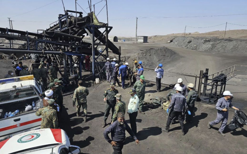 B Im Iran starben Dutzende Menschen nach einer Explosion in einer Mine.“ /></p>
<p><strong>Zum Zeitpunkt der Explosion befanden sich 69 Arbeiter unter Tage.</strong></p>
<p> Im Iran wurden bei einer Gasexplosion in einem Kohlebergwerk mindestens 31 Menschen getötet und 16 verletzt.</p>
<p>Dies gab der Innenminister des Landes, Eskandar Momani, am Sonntag, dem 22. September, bekannt, berichtet Reuters.</p>
<p>Ihm zufolge gelten immer noch 17 Bergleute als vermisst und ihr Schicksal ist unbekannt, da Rettungsteams 400 Meter von ihrem vermuteten Standort entfernt sind. Sie sollten sie morgen erreichen, nachdem sie Trümmer und überschüssiges Gas entfernt hatten.</p>
<p>Lokale Medien berichteten zuvor, dass 51 Menschen bei einem Unfall getötet wurden, der durch eine Methanexplosion in einer privaten Mine der Firma Madanjoo verursacht wurde.</p>
<p>Zum Zeitpunkt der Explosion befanden sich 69 Arbeiter unter Tage.</p>
<p>Das Bergwerk habe letzten Monat Inspektionen bestanden und allen Sicherheitsvorschriften entsprochen, sagte Arbeitsminister Ahmad Meydari gegenüber staatlichen Medien und bestritt jegliche Fälle von Fahrlässigkeit und fügte hinzu, dass solche „plötzlichen Ereignisse auch in den fortschrittlichsten Minen auf der ganzen Welt passieren“.</p>
<p>Der Vorfall wird von der Staatsanwaltschaft des Landes untersucht.</p>
<p>Wir erinnern uns daran, dass der iranische Botschafter im Libanon Mojtaba Aman verlor ein Auge und wurde am anderen schwer verletzt, als Folge einer Pager-Explosion während einer Reihe solcher Vorfälle am Dienstag, dem 17. September.</p>
<h4>Verwandte Themen:</h4>
<p>Weitere Nachrichten</p>
<!-- relpost-thumb-wrapper --><div class=