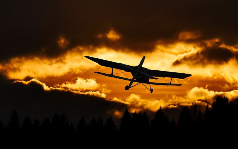 In Italien verschwunden Flugzeug mit Passagieren: Was ist bekannt? /></p>
<p><strong>Das Flugzeug war auf dem Weg nach Frankreich, als es plötzlich vom Radar verschwand.</strong></p>
<p>Ein kleines Flugzeug mit drei Franzosen an Bord verschwand nach dem Start vom Flughafen Paolucci in der Nähe von Modena in Nordmittelitalien.</p>
<p>Dies berichtet Le Figaro unter Berufung auf Informationen der alpinen Rettungsdienste der Region, die am Mittwoch, dem 18. September, veröffentlicht wurden.</S > </p>
<p>Das Flugzeug war auf dem Weg nach Frankreich, als es plötzlich vom Radar verschwand.</p>
<p>Die Suche wurde am Dienstagabend mit Hilfe von Luftwaffenflugzeugen und Bergrettungsteams vor Ort, hauptsächlich in der Provinz, gestartet von Parma, etwa fünfzig Kilometer vom Flughafen entfernt, an dem das Kleinflugzeug gestartet ist.</p>
<p>„Leider erschweren die aktuellen Wetterbedingungen mit Regen, starkem Wind und schlechter Sicht die Suche besonders und schließen den Einsatz von aus.“ „Die Suche konzentrierte sich auf die Umgebung von Prato Spilla, einem Skigebiet in der Emilia-Romagna auf 1350 m Höhe, nahe der Grenze zur Toskana. Bisher waren sie erfolglos.</p>
<p>Erinnern Sie sich daran, dass zuvor das Privatflugzeug des US-Präsidentschaftskandidaten Donald Trump aufgrund einer technischen Störung auf halbem Weg zu seinem Ziel notlanden musste.</p>
<h4> Ähnliche Themen:</h4>
<p>Weitere Neuigkeiten</p>
<!-- relpost-thumb-wrapper --><div class=