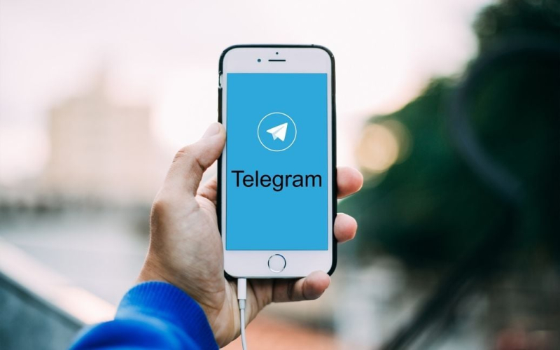 In Südkorea untersucht Fälle von Deepfakes auf Telegram: Details“ /></p>
<p><strong>Südkorea versucht, Porno-Deepfakes zu bekämpfen.</strong></p>
<p>Die südkoreanische Polizei hat eine Untersuchung der Telegram-Plattform wegen des Verdachts ihrer Beteiligung an Sexualverbrechen.</p>
<p>Dies wurde von Yonhap gemeldet.</p>
<p>Der Leiter des National Bureau of Investigation, Woo Jong-soo, sagte das Die Untersuchung umfasst die Überprüfung der möglichen Mitschuld von Telegram an der Verbreitung von Deepfakes. Schwierigkeiten bereitet den Ermittlern die Tatsache, dass Telegram keine Kontodaten bereitstellt.</p>
<p>Letzte Woche gingen 88 Meldungen über Sexualverbrechen mithilfe von Deepfakes ein und 24 Verdächtige wurden identifiziert. Die Untersuchung umfasst auch die Überprüfung automatisierter Programme zur Erstellung von Deepfakes und Gruppenchats, die diese Inhalte verbreiten.</p>
<p>Wir erinnern daran, dass ein Gericht in Frankreich dem Telegram-Gründer Pavel Durov die Ausreise verboten hat und ihm eine Reihe von Verbrechen und Einstellungen vorgeworfen hat Kaution in Höhe von fünf Millionen Euro.</p>
<p>Zuvor hatte der ukrainische Präsident Wladimir Selenskyj gesagt, dass die Inhaftierung des Telegram-Gründers Pawel Durow durch Frankreich keinen Einfluss auf die Funktionsweise von Telegram in der Ukraine haben werde.</p>
<p>         </p>
<h4>Verwandte Themen: </h4>
<p>Weitere Neuigkeiten</p>
<!-- relpost-thumb-wrapper --><div class=