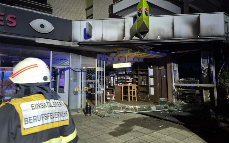 Dort kam es in Köln zu einer Explosion Es gab Verletzte“ /></p>
<p><strong>Infolge des Vorfalls brannte ein Café nieder.</strong></p>
<p>In Köln kam es im Stadtteil Pesch zu einer Explosion, as Dabei brannte ein Café im Erdgeschoss eines Mehrfamilienhauses ab.< /p> </p>
<p>Welt schreibt darüber.</p>
<p>Anwohner hörten gegen 2:45 Uhr ein lautes Geräusch. Die Polizei sagte, die Ursache des Feuers sei noch nicht geklärt, lokale Medien berichten jedoch von einem möglichen Brandsatz.</p>
<p>Die Explosion zwang etwa 20 Menschen zur Evakuierung, zwei erlitten leichte Verletzungen durch Rauchvergiftung und wurden behandelt in der Stadt.</p>
<p>Ermittler riegelten den Unfallort ab, um Beweise zu sammeln. Laut einem Mitarbeiter einer nahegelegenen Bäckerei eröffnete das Café erst vor wenigen Monaten und seine Besitzer waren im Urlaub.</p>
<p>Wir erinnern Sie daran, dass die Bundesregierung am 19. September ein neues Hilfspaket für die Ukraine angekündigt hat.< /p> </p>
<h4>Verwandte Themen:</h4>
<p>Weitere Neuigkeiten</p>
<!-- relpost-thumb-wrapper --><div class=