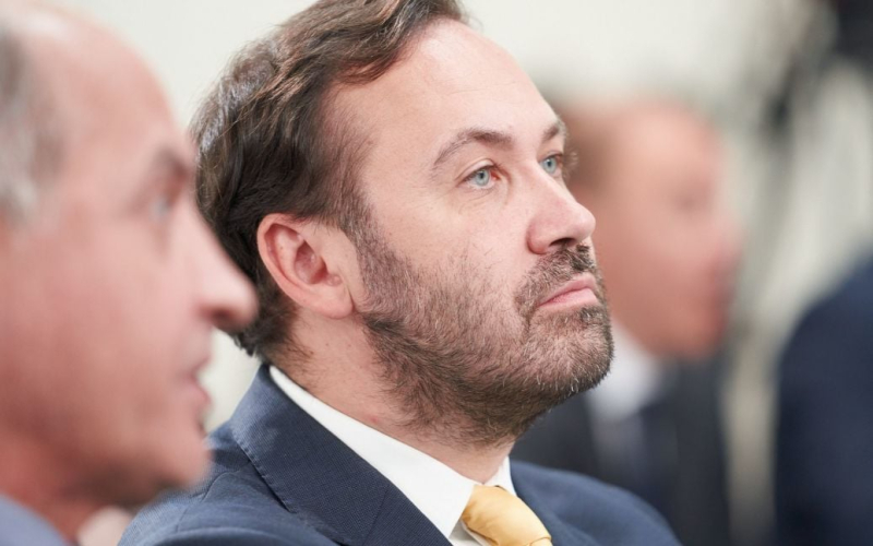 In Russland &quot „Verurteilter“ Oppositioneller Ponomarev: Wie viele Jahre hat er bekommen? /></p>
<p><strong>Der Politiker beschloss, ihn einzusperren und das „Internet“ zu nutzen. verboten.</strong></p>
<p>In Russland wurde der ehemalige Abgeordnete Ilja Ponomarew, der als ausländischer Agent anerkannt wurde, zu zehn Jahren Gefängnis in einer Kolonie des Generalregimes verurteilt. Er wurde gemäß Absatz „d“ von Teil 2 der Kunst für schuldig befunden. 207.3 (öffentliche Verbreitung offensichtlich falscher Informationen, die Daten über den Einsatz der RF-Streitkräfte aufgrund von politischem Hass enthalten), Teil 2 der Kunst. 205.2 des Strafgesetzbuches der Russischen Föderation (öffentliche Rechtfertigung von Terrorismus, der über das Informations- und Telekommunikationsnetz des Internets begangen wird).</p>
<p>Dies wurde von der Moskauer Staatsanwaltschaft gemeldet.</p>
<h2>Einzelheiten</h2>
<p>Wie die Russen mitteilten, äußerte sich Ponomarev im März 2022 öffentlich im Internet mit „absichtlich falschen Informationen“, die Angaben zum Einsatz der russischen Streitkräfte enthielten. Unglaublicherweise rechtfertigte er sogar „terroristische Aktivitäten“. Sie sagen, er sei nicht in Russland gewesen und habe aus politischem Hass gehandelt.</p>
<p>„Der Straffall wurde vom Gericht gemäß dem allgemeinen Verfahren für Strafverfahren in Abwesenheit eines Angeklagten geprüft, der auf der internationalen Fahndungsliste steht.“ Gegen Ponomarev wurde in Abwesenheit eine vorbeugende Maßnahme in Form einer Inhaftierung beschlossen oder Informations- und Telekommunikationsnetze, einschließlich des Internets, für einen Zeitraum von 4 Jahren.“ </p>
<p>Erinnern Sie sich daran, dass Ilja Ponomarew der einzige russische Abgeordnete ist, der 2014 gegen die Besetzung der Krim durch Russland gestimmt hat. Anschließend zog er nach Kiew, lernte Ukrainisch und erhielt einen Pass. Jetzt hat Putin einen Oppositionellen in der Nähe von Kiew empfangen. Sie sagen, dass Ponomarev dieses Mal das Ziel der Russen war.</p>
<h4>Verwandte Themen:</h4>
<p>Weitere Nachrichten</p>
<!-- relpost-thumb-wrapper --><div class=