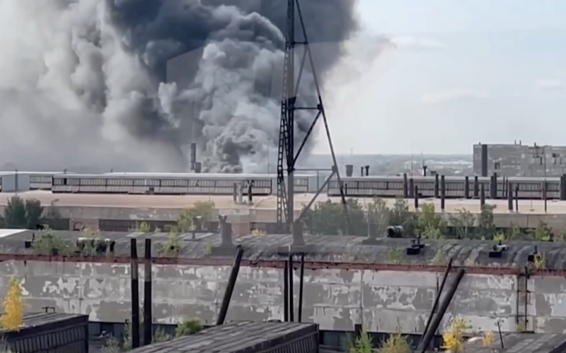 B Ein Werk in Russland, in dem Flammenwerfersysteme hergestellt werden, ist in Brand geraten: Video