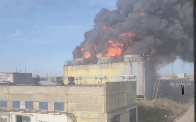 Ein chemischer Brand hat Feuer gefangen im Werk Perm, Russland (Video)“ /></p>
<p><strong>Das Ministerium für Notsituationen meldet einen Pumpenkurzschluss.</strong></p>
<p>Im September in Perm, Russland 30 brach in der Chemiefabrik Kamtex-Khimprom ein Feuer aus.</p>
<p>Russische Massenmedien und Telegrammkanäle berichten darüber.</p>
<p>Das russische Ministerium für Notsituationen gab an, dass die Ursache des Bei einem Brand im Werk Kamtex-Khimprom kam es zu einem Kurzschluss der Pumpe. Auf einer Fläche von 40 Quadratmetern brannten Kabel. m.</p>
<p>Nothelfer behaupten, dass das offene Brennen bereits beseitigt wurde.</p>
<p>Nach vorläufigen Angaben gab es keine Verletzten.</p>
<p>Übrigens Das Unternehmen ist auf die Herstellung von Phthalsäureanhydrid, Dioctylphthalat, Fumarsäure und Benzoesäure spezialisiert.</p>
<p>Übrigens griff in der Nacht des 27. September eine Gruppe Drohnen die Ölraffinerie Novoshakhtinsky in der russischen Region Rostow an . Dort ist ein Feuer ausgebrochen.</p>
<p><u><strong>Lesen Sie auch:</strong></u></p>
<h4>Ähnliche Themen:</h4>
<p>Weitere Nachrichten</p>
<!-- relpost-thumb-wrapper --><div class=