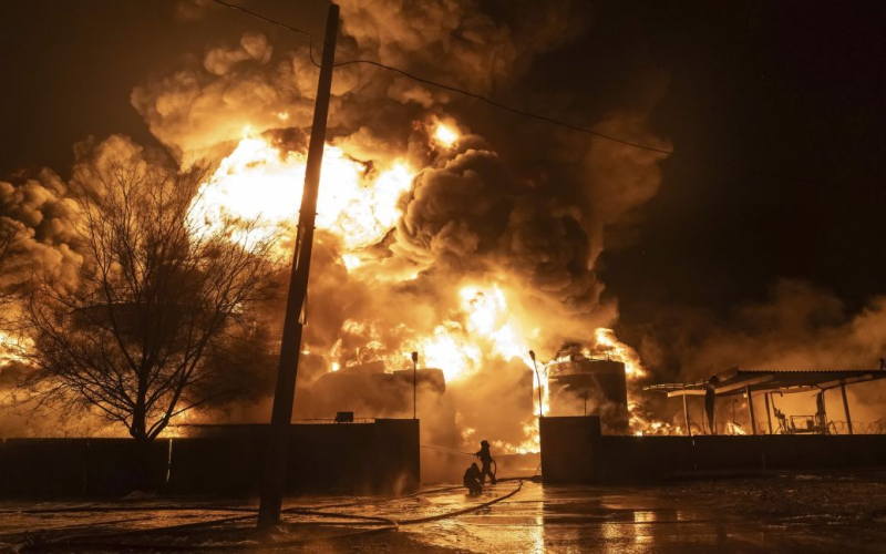 Im Rostow In der Region brach nach einem Drohnenangriff ein Feuer aus. /></p>
<p><strong>Lokale Behörden sagen traditionell, sie hätten alle Drohnen abgeschossen.</strong></p>
<p>In der Nacht zum September 27 griff eine Gruppe von Drohnen die Ölraffinerie Nowoschachtinski in der Region Rostow an.</p>
<p>Eine Reihe russischer Überwachungskanäle und Medien berichteten, dass ein heftiger Brand ausgebrochen sei.</p>
<p>Die meisten davon Drohnen wurden im Mikrobezirk Novoshakhtinskaya Novaya Sokolovka gesichtet, der nur fünf Autominuten von der Raffinerie entfernt liegt.</p>
<p>Der Gouverneur der Region Wassili Golubew bestätigte den Drohnenangriff. Er gab an, dass die Luftverteidigungskräfte der russischen Streitkräfte sieben Drohnen abgeschossen hätten.</p>
<p>„Infolge der herabstürzenden Drohnenfragmente auf dem „offenen Feld“ fing das Gras jedoch Feuer „Es gab keine Verletzungen oder Schäden“, versicherte Golubov.< /p> </p>
<p>Erinnern Sie sich daran, dass am 21. September Drohnen den Hauptzug mit Artilleriemunition der Russischen Föderation im Dorf Kamenny in Tikhoretsky getroffen haben Bezirk, Region Krasnodar. Die zerstörten Lagerhäuser enthielten Munition aus Nordkorea.</p>
<h4>Verwandte Themen:</h4>
<p>Weitere Nachrichten</p>
<!-- relpost-thumb-wrapper --><div class=