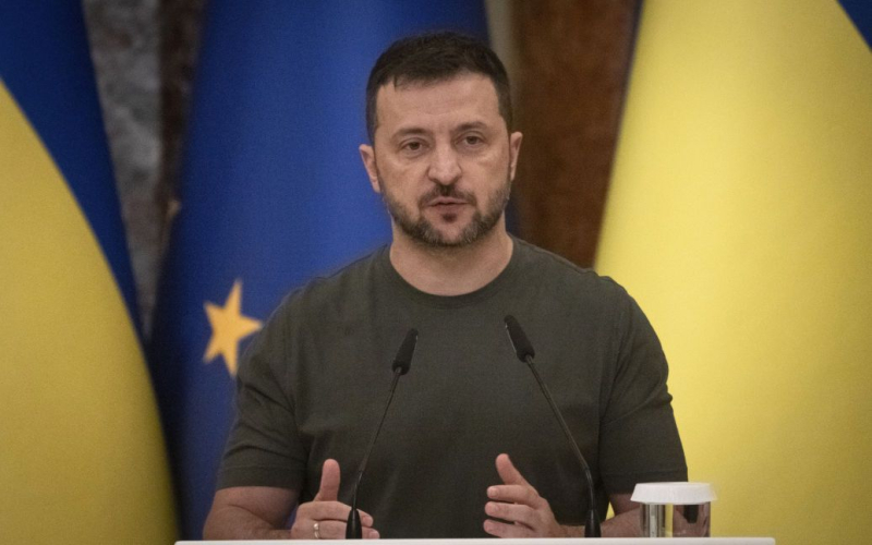 Zelensky nannte die Bedingung, unter der der „Siegesplan“ der Ukraine funktionieren wird gibt es für die Ukraine nicht.</strong></p>
<p>Der sogenannte Siegesplan, den der ukrainische Präsident Wladimir Selenskyj nächste Woche US-Präsident Joe Biden vorlegen wird, wird umgesetzt, wenn westliche Partner eine Reihe wichtiger Maßnahmen ergreifen Entscheidungen bis Ende dieses Jahres.</p>
<p>Der ukrainische Präsident gab dies am Freitag, dem 20. September, während einer gemeinsamen Pressekonferenz mit der Präsidentin der Europäischen Kommission, Ursula von der Leyen, bekannt.</p>
<p>Ihm zufolge Der Erfolg des Plans hängt von Entscheidungen ab, die von Oktober bis Dezember dieses Jahres von den Partnern angenommen werden.</p>
<p>„Das würde uns sehr gefallen. Dann glauben wir, dass der Plan funktionieren wird“, sagte Selenskyj.</p>
<p>Der ukrainische Präsident betonte, dass er auf Unterstützung für seinen Plan im Weißen Haus hoffe.</p>
<p>Ein Backup-„Plan B“ denn die Ukraine existiert laut Zelensky nicht.</p>
<p>„Wir sind bereits im „Plan B“, wir leben und kämpfen darin“, bemerkte er.</p>
<p>Denken Sie daran, Die Vereinigten Staaten sind zumindest noch nicht vollständig über den Plan von Wladimir Selenskyj bezüglich des Sieges der Ukraine in dem von Russland begonnenen Krieg informiert.</p>
<h4>Verwandte Themen:</h4>
<p>Weitere Nachrichten</p>
<!-- relpost-thumb-wrapper --><div class=