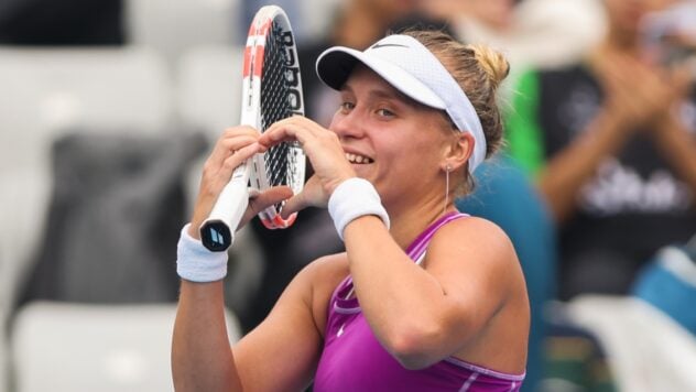 Starodubtseva erreichte das Viertelfinale in Peking und besiegte die „Neutralisten“ im zweiten Satz.“ /></p>
<p>Die Ukrainerin <strong>Yulia Starodubtseva</strong> erreichte zum ersten Mal in ihrer Karriere das Viertelfinale des Tennisturniers der WTA 1000-Serie. Beim Wettbewerb in Peking besiegte sie die &#8220 ;neutral” <strong>Anna Kalinskaya</strong>, die in der WTA-Rangliste den 14. Platz belegt.</p>
<p>Die Ukrainerin brauchte zwei Sätze, um zu gewinnen, und im zweiten schlug sie ihre Gegnerin knapp mit 7:5 , 6 :0.</strong></p>
<h2>Starodubtseva besiegte Kalinskaya im Achtelfinale in Peking</h2>
<p>Die Tennisspieler verbrachten 1 Stunde und 36 Minuten auf dem Platz, während der Starodubtseva Nach dem Aufschlag erlaubte sie zwei Doppelfehler gegenüber den sechs Punkten ihrer Gegnerin und nutzte fünf von acht Breakpoints.</p>
<p>Jetzt zuschauen </p>
<p>Zu Beginn des ersten Satzes tauschten die Gegnerinnen Breaks aus, danach blieben sie gleich. Beim Stand von 5:5 nahm Yulia ihren Aufschlag entgegen, schloss ihn dann ab und erzielte ein weiteres Break.</p>
<p>Die Ukrainerin beendete das zweite Spiel vernichtend in 34 Minuten — Sie nahm drei Aufschläge ihrer Gegnerin entgegen und gab keinen einzigen eigenen zurück.</p>
</p>
<p>Starodubtsevas nächste Gegnerin wird die Siegerin des Spiels zwischen der Japanerin Naomi Osaka und der Amerikanerin Coco Gauff sein .</p>
<p>Der Sieg beim 14. Schläger der Welt war für Yulia Starodubtseva der höchste Rang in ihrer Karriere. Darüber hinaus hat sie beim Turnier in Peking diesen Erfolg zum zweiten Mal aktualisiert — In der zweiten Runde der China Open schlug sie die Nummer 37 der Rangliste Katerina Sinyakova aus der Tschechischen Republik.</p>
<p>Und in der Vorrunde besiegte die Ukrainerin die seit Kurzem spielende Ex-Russin Elina Avanesyan für Armenien mit einem Stand von 6:3, 6:1. Beachten Sie, dass Starodubtseva nach den Abgängen von Angelina Kalinina, Marta Kostyuk, Dayana Yastremskaya und Lesya Tsurenko die einzige Vertreterin der Ukraine beim Turnier in Peking blieb.</p>
</p></p>
<!-- relpost-thumb-wrapper --><div class=