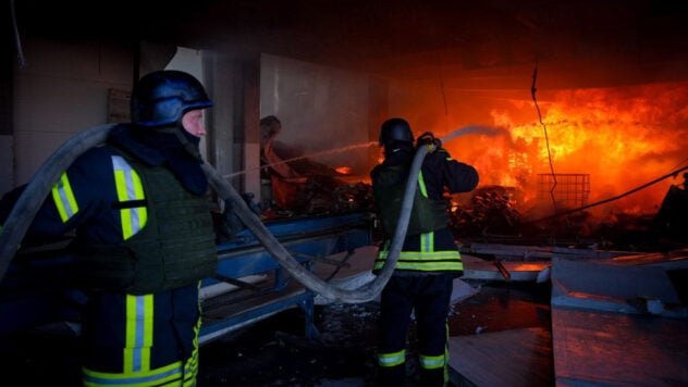 Die Russische Föderation führte einen massiven Raketenangriff auf die Region Odessa durch – OVA“ /> </p>
<p >Am Abend des 30. Oktober kam es in Odessa während eines Luftangriffs zu Explosionen.</p>
<h2>Explosionen in Odessa am 30. Oktober: Was bekannt ist</h2>
<p>Russische Truppen starteten eine Massiver Raketenangriff auf die Region Odessa am Abend des 30. Oktober.</p>
<p>Nach Angaben der Odessa OVA feuerte der Feind etwa 10 Raketen verschiedener Typen ab.</p>
<p>Jetzt beobachten sie </p>
<p>Die Odessa OVA weist darauf hin, dass sie später über die Folgen des Beschusses informieren werden. Alle relevanten Dienste sind jetzt in Betrieb.</p>
<p>Nach Berichten über Raketenabschüsse auf Odessa bestätigte der Bürgermeister der Stadt, Gennadi Truchanow, den Angriff.</p>
<p>Die Luftwaffe der ukrainischen Streitkräfte berichtete, dass eine Gruppe von Raketen aus dem Süden entlang der Schwarzmeerküste bewegten sich zunächst in Richtung Zatoka-Odessa und dann ausschließlich in Richtung Odessa.</p>
<p>Die Anzahl oder Art der Raketen in den Streitkräften der ukrainischen Streitkräfte war nicht bekannt angegeben.</p>
<h2>Odessa auf der Karte</h2>
<p>Odessa & #8212; ist eine Stadt in der Ukraine an der Schwarzmeerküste.</p>
<p>Sie ist das Verwaltungszentrum der Region und des Bezirks.</p>
<p>Gilt als größter Seehandelshafen des Staates.</p>
<p><img decoding=