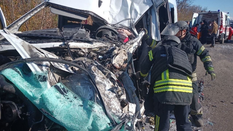 Ein Kleinbus hatte in der Nähe von Pokrowsk einen Unfall: Der Fahrer starb, 10 Passagiere starben wurden verletzt“ /></p>
<p>Foto: Staatliche Verwaltung für Notsituationen in der Region Donezk</p>
<p><img decoding=