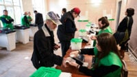 Wahlen in Georgien 2024: Die prorussische Regierung feiert und die Opposition protestiert“ /></p>
<p>Die georgische Opposition weigert sich, die Wahlergebnisse anzuerkennen und plant Proteste pro-russische Regierung feiert, und die Opposition protestiert“ /></p>
<p> News 26. Oktober: Angriff auf den Dnjepr, Übergang zur Winterzeit, Wahlen in Georgien </p>
<p><img decoding=
