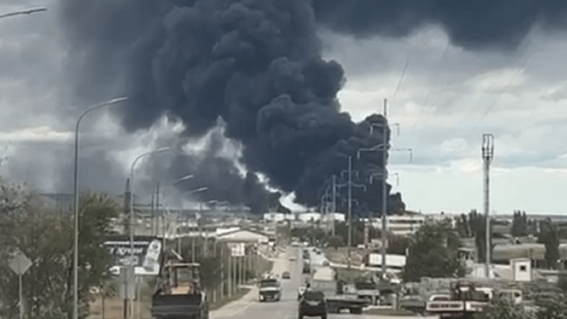 In 21 km Entfernung ist Rauch zu sehen: In Feodosia brennt ein Öllager, Bewohner werden verbrannt evakuiert“ /></p>
<p>In Feodosia, auf der vorübergehend besetzten Krim, hat die Evakuierung der Bewohner des Mikrobezirks Severny aufgrund eines Brandes in einem Öldepot begonnen, der seit der Nacht des 7. Oktober andauert .</p>
<p>Dies wurde von der sogenannten Stadtverwaltung gemeldet.</p>
<p>Dies wurde von der sogenannten Stadtverwaltung gemeldet.</p>
<p>Dies wurde von der sogenannten Stadtverwaltung gemeldet.</p>
<p>Dies wurde von der sogenannten Stadtverwaltung gemeldet.</p>
<p>Dies wurde von der sogenannten Stadtverwaltung gemeldet -gerufene Stadtverwaltung.</p>
<p>Das <b></b>Netzwerk schreibt, dass sich die Brandfläche auf 2500 qm vergrößert hat.</p>
<p>Jetzt beobachten </p>
</p >
<h2>Brand in einem Öldepot in Feodosia</h2 >
<p>Es wird darauf hingewiesen, dass das Feuer im Öldepot in Feodosia weiterhin besteht. Es ist bekannt, dass der Rauch des Feuers von Feodosia sogar auf der alten Krim sichtbar ist und die Entfernung zwischen diesen Punkten fast 21 km beträgt.</p>
<p><img decoding=