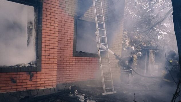 Explosionen in der Region Kiew: Ein Haus und ein Auto brannten durch Drohnentrümmer nieder