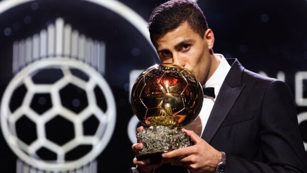 Fußball hat die Medien erobert: Was ist über Rodri – Ballon d'Or-Gewinner – bekannt? /></p >
<p>Der spanische Fußballspieler Manchester City <strong>Rodri</strong> oder Rodrigo Hernandez war erst der dritte spanische Fußballspieler, der den Ballon d'Or erhielt. Diese Auszeichnung war auch die erste für einen Vertreter des englischen Manchester City.</p>
<p>Unterdessen wurde die Preisverleihung in Paris von Real Madrid ignoriert. Der königliche Verein glaubt, dass es sein Spieler Vinicius ist, der die Auszeichnung verdient, und hat daher beschlossen, nicht mit der gesamten Delegation zum Galaabend zu gehen.</p>
<p>Beide Spieler, Rodri und Vinicius, waren dieser Auszeichnung würdig Ballon d'Or-Statuette am Ende der Saison. Und trotz Reals Protest kann man nicht sagen, dass der Spanier diese Auszeichnung nicht verdient hätte. Auf jeden Fall ist seine Anerkennung kein Skandal, wie es bei der Auszeichnung von Lionel Messi vor allem in den Jahren 2019 und 2021 der Fall war.</p>
<p>Jetzt zuschauen </p>
<p>Dieses Mal war es der Fußball, der wirklich gewann, nicht die Medien. Es ist nicht auszuschließen, dass letzterer Umstand indirekt, aber dennoch Einfluss auf die Wahl des Siegers in den Vorjahren hatte. In den letzten 15 Jahren haben diejenigen, die sie verdient hätten, die Statuette nicht erhalten. Dies sind Andres Iniesta, Xavi, Wesley Snyder, Franck Ribéry, Virgil van Dijk und Robert Lewandowski.</p>
<p>Die Gründe waren unterschiedlich, aber der Ruhm von Messi und Ronaldo verschaffte ihnen einen gewissen Vorsprung im Rennen um den Ballon d'Or. In Tonga oder Sao Tome beispielsweise verfolgten sie den europäischen Fußball überhaupt nicht, kannten Messi und Ronaldo aber gut. Daher sollte dieser Tatsache Rechnung getragen werden.</p>
<p>Vor diesem Hintergrund war es eine große Sensation und Überraschung, dass der Kroate Luka Modric 2018 die Hegemonie von Messi und Ronaldo durchbrach. Vielleicht hatte er irgendwo Glück, aber in diesem Jahr lief für den Kroaten alles so, wie es hätte sein sollen, insbesondere wenn wir uns an seine Leistung mit der kroatischen Nationalmannschaft im Achtelfinale der Weltmeisterschaft erinnern.</p>
<p >
<p>Der aktuelle Preisträger Rodri spielt als defensiver Mittelfeldspieler für den englischen Verein Manchester City und für den amtierenden Europameister — Spanische Nationalmannschaft. Aufgrund einer Verletzung, die er sich bei einem Premier-League-Spiel zugezogen hatte, kam er auf Krücken zur Ballon d'Or-Zeremonie.</p>
<p><strong>ICTV Facts</strong> erzählt, was über den frischgebackenen Ballon d'Or bekannt ist Gewinner Rodri.</p>
<p> < h2>Biographie von Rodri — Gewinner des Ballon d'Or</h2>
<p>Rodri (Rodrigo Hernandez) wurde 1996 in Madrid geboren. Seine Teenagerjahre verbrachte er in der Jugendakademie von Atlético Madrid, danach wechselte er nach Villarreal. Sein Debüt für das Gelbe U-Boot gab er 2015 gegen Huesca in der Copa del Rey.</p>
<p>Sein Debüt in der La Liga gab er im folgenden Jahr, als Villarreal eine Auswärtsniederlage gegen Rayo Vallecano hinnehmen musste. Und sein erstes Tor in der spanischen Meisterschaft erzielte er zwei Jahre später in einem Spiel gegen Espanyol, obwohl das Spiel selbst mit einem 1:1-Unentschieden endete.</p>
<p><img decoding=