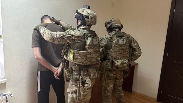 In Odessa forderte ein Wachmann unter dem Deckmantel eines Mitarbeiters des State Bureau of Investigation 60.000 $ von einem Freund.“ /></p>
<p>In Odessa wurde ein ehemaliger Polizeibeamter festgenommen, der von einem Bekannten 60.000 US-Dollar als Rückzahlung einer nicht bestehenden Schuld gegenüber einem anderen Bekannten forderte und sich als Angestellter des State Bureau of Investigation ausgab.< /p> </p>
<h2>Was zum Fall bekannt ist</h2>
<p>Den Ermittlungen zufolge bedrohte der Angreifer zusammen mit einem Komplizen das Opfer einen Monat lang, übte psychischen Druck auf es aus und behielt seine Familie im Auge .</p>
<p>Um die Ernsthaftigkeit seiner Absichten und die Autorität seiner eigenen Person zu erhöhen, stellte er sich als Angestellter des State Bureau of Investigation vor.</p>
<p>Sehen Sie mal </p>
<p>Sie veröffentlichten Fotos davon Familienmitglieder des Mannes mit provokanten Bildunterschriften in sozialen Netzwerken.</p>
<p>Das Opfer beschloss, eine nicht existierende Schuld unter der Bedingung zu begleichen, dass seine Familien in Ruhe gelassen wurden.</p>
<p>Am 11. Oktober trafen beide Erpresser wurden festgenommen, nachdem sie 25.000 US-Dollar erhalten hatten, sie wurden gemäß Teil 4 des Art. 2 für verdächtig erklärt. 189 des Strafgesetzbuches und eine vorbeugende Maßnahme wurde gewählt – 60-tägige Haft ohne das Recht, eine Kaution zu hinterlegen.</p>
<p><img decoding=