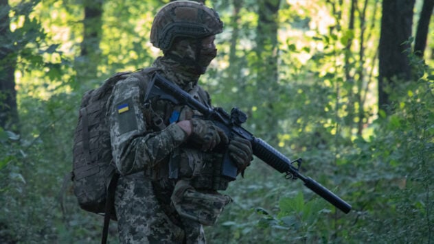 Der Feind wurde nervös: Musienko über den möglichen Einmarsch der Streitkräfte der Ukraine in Brjansk Region der Russischen Föderation“ /></p>
<p>Russische Militärgemeinden sowie der Gouverneur der Region Brjansk der Russischen Föderation gaben bekannt, dass bewaffnete Personen in das Gebiet der Region eingedrungen seien.</p >
<p>Militärexperte Alexander Musienko vermutet, dass ukrainische Truppen zuvor „Überraschungen“ vorbereitet haben könnten 8221; für die russische Armee, wenn sie tatsächlich das Gebiet von Brjansk oder anderen Grenzregionen Russlands betreten hat.</p>
<p>Musienko gab dies auf seinem Youtube-Kanal an.</p>
<p>Jetzt schaue </p>
<h2>Bewaffnete Personengruppe in Brjansk Region< /h2> </p>
<p>Der Militärexperte Musienko sagte, dass russische Telegram-Kanäle am Abend des 27. Oktober damit begonnen hätten, Informationen darüber zu verbreiten, dass es an der Grenze zwischen der Ukraine und der Region Brjansk zu Unruhen gekommen sei und dass Durchbruchsversuche „einer Gruppe bewaffneter Menschen“ registriert worden seien.</p >
<p >Parallel dazu erklärte der Gouverneur der Region Brjansk der Russischen Föderation, Alexander Bogomaz, dass am 27. Oktober im Gebiet der Nichtwohnsiedlung Manov, Bezirk Klimovsky, der FSB tätig gewesen sei und Truppen der russischen Armee haben angeblich „einen Versuch einer bewaffneten Gruppe von Menschen gestoppt, die Staatsgrenze zu überschreiten“.</p>
<blockquote>
<p>— Der Feind wurde vom Feuer getroffen. Jetzt ist die Situation im Klimovsky-Bezirk stabil und steht unter der Kontrolle der Kräfte des Einsatzhauptquartiers im Gebiet Brjansk, — schrieb er.</p>
</blockquote>
<h2>Möglicher Einmarsch der ukrainischen Streitkräfte in die Region Brjansk der Russischen Föderation</h2>
<p>Gleichzeitig erinnerte der Militärexperte Alexander Musienko daran, dass &#8220 ;dieselben Meldungen betrafen auch Situationen, in denen ukrainische Truppen in die Region Kursk eindrangen”.</p>
<p>Laut Musienko „hat der Gouverneur der Region Belgorod von Zeit zu Zeit ähnliche Botschaften gemacht, als er erklärte, dass sich zuerst eine, dann zwei, dann drei, dann vier und dann mehrere Siedlungen befinden.“ entlang der Grenzen zur Ukraine „müssen evakuiert werden, weil, wie es heißt, die Aktivität der ukrainischen Streitkräfte zugenommen hat“.</p>
<p>— In diesem Fall haben wir eine Situation, in der wir mit Sicherheit sagen können, dass die ukrainischen Truppen aktiver werden könnten, und zumindest die feindlichen Ressourcen, die sogenannten Z-Militärkorrespondenten, waren unruhig, ihre Öffentlichkeit wurde etwas nervös, & 8212; sagt Musienko.</p>
<p>Der Militärexperte schließt nicht aus, dass ukrainische Truppen Druck auf die Gebiete Brjansk und Belgorod ausüben könnten.</p>
<p>— Zumindest kann nicht ausgeschlossen werden, dass unser Kommando keine unangenehmen Überraschungen für die Angreifertruppen vorbereitet hat, — fügte er hinzu.</p>
<p>Seiner Meinung nach ist es jetzt notwendig, die Entwicklung der Situation zu überwachen, aber wenn sich die Feindseligkeiten auf andere Regionen der Russischen Föderation ausweiten würden, würde wahrscheinlich versucht, die Verteidigungslinie des Feindes zu erweitern, was unsere Situation verbessern könnte, einschließlich in der Region Kursk, und nicht nur.</p>
<p>Somit, fährt Musienko fort, „Herausforderungen“; und „sehr ernste Risiken“, mit denen der Kreml laut dem Experten möglicherweise nicht gerechnet hätte.</p>
<p>— Darüber hinaus denke ich, dass die ukrainischen Truppen jetzt dort agieren und zuschlagen müssen, wo nordkoreanische Truppen stationiert sein werden, — Er fügte hinzu.</p>
<p>Erinnern Sie sich daran, dass ukrainische Truppen am Morgen des 6. August in das Gebiet der Region Kursk eindrangen, die Grenze durchbrachen und die Kontrolle über einen erheblichen Teil der russischen Siedlungen übernahmen. Die größte der Städte, die vorübergehend unter die Kontrolle der Ukraine gerieten, ist Sudscha.</p>
<p>Seitdem mussten russische Truppen einige ihrer Einheiten aus anderen Richtungen verlegen, und der Kreml musste die Mobilisierung im Inneren weiter verstärken das Land.</p>
<p ><em>Illustratives Foto</em>/71 separate Jägerbrigade</p>
</p></p>
<!-- relpost-thumb-wrapper --><div class=