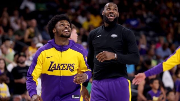 Das erste Vater-Sohn-Duo im selben NBA-Team: LeBron James spielte mit Bronny für die Lakers“/></p>
<p>Während des Saisonvorbereitungsspiels der Los Angeles Lakers gegen die Phoenix Suns haben der Basketballspieler <strong>LeBron James</strong> und sein Sohn <strong>Bronny James</strong> Geschichte geschrieben. Sie waren das erste Vater-Sohn-Duo, das für dasselbe NBA-Team spielte.</p>
<p>Dies wurde auf der offiziellen NBA-Website berichtet.</p>
<h2>LebRon James spielte mit seinem Sohn in der NBA</h2>
<p> < p>Das historische Ereignis ereignete sich zufällig am 20. Geburtstag von Bronny James. LeBrons Sohn kam zu Beginn des zweiten Viertels von der Bank und gesellte sich zu seinem Vater auf das Parkett in der Acrisure Arena in Palm Desert, Kalifornien.</p>
<p>Jetzt schaut er zu </p>
<p>Bronny spielte vier Minuten lang an der Seite seiner 39-jährigen Legende, Vater . LeBron erzielte in der ersten Spielhälfte 19 Punkte. Im zweiten — er spielte nicht.</p>
<p>James‘ Sohn erzielte im Spiel keine Punkte, machte aber zwei Rebounds und spielte insgesamt 13 Minuten.</p>
<p>Das Spiel selbst endete mit einer Niederlage der Lakers gegen die Suns mit einem Punktestand von 114:118.</p>
</p>
<p>Nach dem Spiel wurde LeBron James gefragt, was dieses Ereignis für ihn bedeutete — Ich spiele mit meinem Sohn auf derselben Etage. Er gab zu, dass dies „alles für ihn bedeutet“.</p>
<p>Die Lakers haben noch vier Vorbereitungsspiele vor sich, insbesondere das nächste — Auswärts gegen die Milwaukee Bucks. Das Team wird die reguläre NBA-Saison am 22. Oktober gegen die Minnesota Timberwolves in Los Angeles eröffnen.</p>
<p>Erinnern Sie sich daran, dass die Los Angeles Lakers im Juni 2024 Bronny James mit dem 55. Gesamtpick in der zweiten Runde der Saison ausgewählt haben NBA-Draft. James Jr. unterzeichnete einen 4-Jahres-Vertrag über 7,9 Millionen US-Dollar mit den Lakers.</p>
</p></p>
<!-- relpost-thumb-wrapper --><div class=