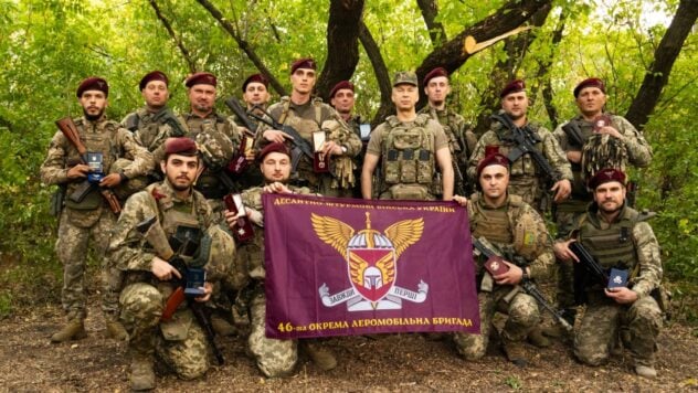 Von Cherson nach Kurakhovo: die Kampfroute des 46. OAeMBr der Airborne Assault Forces der Ukrainische Streitkräfte“ /></p>
<p>46 separate Luftmobilbrigaden der Luftangriffstruppen der Streitkräfte der Ukraine wurden am 5. April 2022, also einen Monat nach der umfassenden Invasion der Russen, gegründet Föderation. Seine Bildung wurde Offizieren anvertraut, die seit 2014 Erfahrung in Kampfeinsätzen hatten.</p>
<p>Bereits im Juli desselben Jahres nahmen Fallschirmjäger der 46. OAeMBR an Kämpfen mit den Invasoren in Richtung Cherson teil, dann gab es noch weitere Bakhmut, Soledar und eine Gegenoffensive in Richtung Saporoschje.</p>
<p>Über den Kampfweg der Brigade, ihre Geschichte und Helden — Lesen Sie auf Facts ICTV.</p>
<p>Siehe gerade </p>
<h2>Wie der 46. OAeMBR erstellt wurde</h2>
<p>Der Kern der Einheit besteht aus Soldaten und Offizieren dreier taktischer Bataillonsgruppen der 95. separaten Luftangriffsbrigade, die im März 2022 an der Makarow-Verteidigungsoperation zum Schutz Kiews sowie am 79., 81. und 25. Luftangriff teilgenommen haben Brigaden.</p>
<p >Der Geburtstag des 46. OAeMBR gilt als <strong>5. April 2022.</strong></p>
<p>Im Oktober desselben Jahres wurden die <strong>Ärmelabzeichen der 46. Brigade genehmigt</strong>— ein silberner Barbute-Helm und goldene Flügel. Diese Symbole spiegeln organisch die Aufgaben, den Zweck und die tatsächlichen Aktionen der Brigade wider.</p>
<p><img decoding=