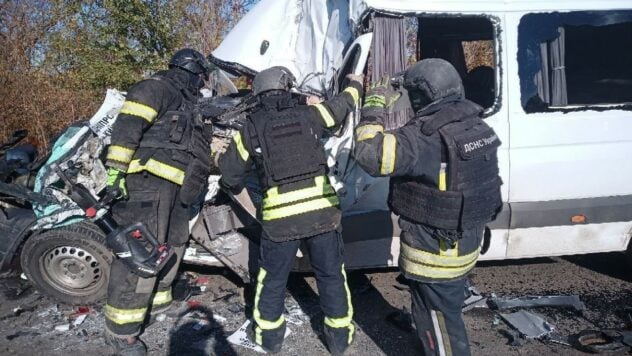 Ein Kleinbus hatte in der Nähe von Pokrowsk einen Unfall: Der Fahrer starb, 10 Passagiere wurden verletzt