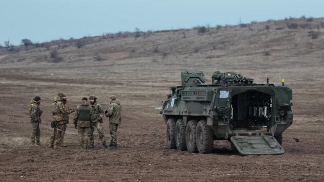 Sie schlagen den Feind auf seinem Territorium: Wie ist die Situation in der Region Kursk unter den Fallschirmjäger der 80. Brigade“ />< /p> </p>
<p>Ukrainische Fallschirmjäger in der Region Kursk werden von Einheiten des Marinekorps und der russischen Luftlandetruppen bekämpft, ihre Kampfausbildung unterscheidet sich jedoch voneinander.</p>
<p >Gleichzeitig fordern die Anwohner der Region Kursk bei Treffen mit ukrainischen Soldaten ein Ende des Krieges und erinnern sich an ihre ukrainischen Wurzeln.</p>
<p>Petr Gaidashchuk, leitender Offizier der Kommunikationsabteilung der 80. separaten Luftangriffsbrigade der Streitkräfte der Ukraine, sagte Vadim Karpyak, dem Moderator des Unified News-Spendenmarathons.</p>
<p>Jetzt beobachten sie die Operation in Kursk Region: Herausforderungen für die 80. Luftangriffsbrigade</h2>
<p>Er erinnerte daran, dass die 80. Luftlandeangriffsbrigade zusammen mit anderen Einheiten die Operation in der Region Kursk in Russland fortsetzt, wo der Feind in letzter Zeit aktiver geworden ist. </p>
<blockquote>
<p>— Wir treffen den Feind auf seinem Territorium. Der Feind ist aktiver geworden, hat zu ernsthaften Verteidigungsmaßnahmen übergegangen und leistet stellenweise ernsthaften Widerstand, aber es gelingt uns, ihn zu beschießen und nach und nach weiter in feindliches Gebiet vorzudringen, — sagte ein hochrangiger Offizier.</p>
</blockquote>
<p>Gaidashchuk sagt, dass die einheimischen Russen in der Region Kursk „eine ziemlich interessante Reaktion“ hätten.</p>
<p>— Sie sind ein wenig schockiert und überrascht, dass in ihrem Land Krieg herrscht. Nachdem es nun seit zwei Monaten keinen Einfluss mehr auf ihr Territorium durch die russische Propaganda gibt, wollen sie alle Ordnung und das Ende des Krieges. Unsere Jungs kommunizieren mit ihnen und bieten ihnen, wenn möglich, umfassende Hilfestellung. Dazu könnten Lebensmittel, Trinkwasser und alles andere gehören, was die lokale Zivilbevölkerung benötigen könnte, — sagt er.</p>
<p>Ein hochrangiger Offizier der 80. Brigade sagt, dass die ältere Generation der Bewohner der Region Kursk sehr gut Ukrainisch spricht und ihre Eltern nach Angaben der Stadtbewohner ukrainische Wurzeln haben.</p>
<p >Gleichzeitig sagt er, dass die Anwohner mancherorts aufgrund der Kämpfe keinen Strom haben und daher der Einfluss der russischen Propaganda.</p>
</p>
<p>Was die Militäreinsätze betrifft, so stehen den galizischen Fallschirmjägern im Rahmen der Kursk-Operation Einheiten russischer Fallschirmjäger und Marinesoldaten gegenüber.</p>
<blockquote>
<p>— Die Einheiten (RF, —<strong>Ed</strong>) unterscheiden sich auch in ihrer Professionalität und Kampfausbildung, da unsere Aktionen in der Region Kursk den Feind dazu veranlassten, seine kampfbereiten Einheiten aus dem Osten zu verlegen, Donbass. Sowohl für trainierte als auch für unvorbereitete Kämpfer passieren unterschiedliche Dinge, — er sagt.</p>
</blockquote>
<p>Petr Gaidashchuk fügt hinzu, dass russische Aufklärungs- und Angriffsdrohnen inzwischen in dieser Richtung aktiver geworden seien. Ukrainische Kämpfer wehren jedoch feindliche Versuche ab, die ukrainischen Verteidigungskräfte auszuschalten.</p>
<p>Der leitende Kommunikationsoffizier der 80. Galizischen Brigade fügt hinzu, dass seine Einheit heute verschiedene Arten von Drohnen benötigt: sowohl Angriffs- als auch Aufklärungsdrohnen. Die Präsenz dieser Drohnen wird es ukrainischen Fallschirmjägern ermöglichen, ihr Personal zu schützen, sagt Gaidashchuk.</p>
<p>— <strong>Es gibt nie genug Drohnen</strong>. Auch zur Bekämpfung feindlicher Drohnen wird Ausrüstung zur elektronischen Kriegsführung benötigt. Seien Sie daher nicht gleichgültig, — erklärt er.</p>
<h2>Freunde des DShV: Unterstützen Sie die Verteidiger der 80. Brigade</h2>
<p>Um die Sicherheit der Soldaten der 80. Brigade weiter zu gewährleisten und ihnen die Arbeit zu erleichtern In der Region Kursk kann jeder Ukrainer, der möchte, der 80. galizischen Brigade helfen, nämlich — Werden Sie Freund des DShV.</p>
<p>Die gesamtukrainische Plattform Freunde des DShV bietet jedem die Möglichkeit, eine einmalige Spende oder eine monatliche Zahlung zu leisten, um gemeinsam den Tag des Sieges näher zu bringen über den russischen Aggressor.</p>
<p>Werden Sie ein Freund des DShV &#8212 ; Sie müssen lediglich dem Link folgen, die Brigade auswählen, die Sie unterstützen möchten (z. B. die 80. Airborne Assault Brigade) oder finanzielle Unterstützung an den allgemeinen Fonds des Friends of the Airborne Forces-Projekts senden, aus dem die Mittel stammen verteilt für den aktuellen Bedarf der ukrainischen Fallschirmjäger.</p>
</p></p>
<!-- relpost-thumb-wrapper --><div class=