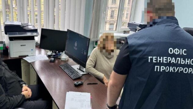 Die Staatsanwaltschaft nahm den Leiter des MSEC aus der Region Chmelnizki fest, der eine halbe Million Dollar warf aus dem Fenster“ /></p>
<p>Strafverfolgungsbeamte meldeten den Verdacht einer illegalen Bereicherung dem Leiter des regionalen Zentrums für medizinische und soziale Expertise Chmelnizki, von dem fast 6 Millionen Dollar beschlagnahmt und der Beamte festgenommen wurde.< /p> </p>
<p>Das Büro des Generalstaatsanwalts hat dies gemeldet.</p>
<h2>Inhaftierung eines Bestechungsgeldnehmers in Chmelnizki: Was bekannt ist</h2>
<blockquote>
<p>— Der Leiter des Khmelnitsky-Regionalzentrums MSEC wurde festgenommen und wegen des Verdachts der illegalen Bereicherung angezeigt, bei dem bei Durchsuchungen fast 6 Millionen US-Dollar in verschiedenen Währungen beschlagnahmt wurden (Artikel 368-5 des Strafgesetzbuchs), — heißt es in der Nachricht.</p>
</blockquote>
<p>Die Generalstaatsanwaltschaft fügte hinzu, dass die Frage der Wahl einer vorbeugenden Maßnahme für den Verdächtigen in Form von Inhaftierung entschieden werde.</p>
<p>Jetzt beobachten sie </p>
<p>Erinnern Sie sich daran, dass Polizeibeamte in der Region Chmelnizki die Leiterin des regionalen Zentrums für medizinische und soziale Untersuchungen und ihren Sohn wegen illegaler Bereicherung entlarvt haben. </p>
<p>Die Angreifer fanden allein etwa 6 Millionen US-Dollar in bar, die Gelder lauteten auf unterschiedliche Währungen.</p>
<p>Während der Ermittlungsmaßnahmen warf der Angreifer zwei Säcke mit Geld durch das Fenster. In den Säcken waren eine halbe Million Dollar. Auf diese Weise versuchte der Beamte, einen Teil der Gelder loszuwerden.</p>
<p>Laut Informationen auf der Website des Regionalrats wird das regionale MSEC Chmelnizki von Tatjana Krupa geleitet, die Mitglied der stellvertretenden Fraktion ist der Partei Diener des Volkes.</p>
</p>
</p </p>
<!-- relpost-thumb-wrapper --><div class=