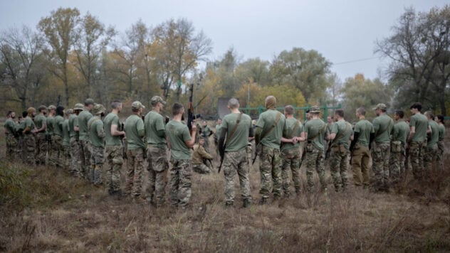 Ukrainische Legion: Wie viele Ukrainer haben sich beworben und wann wird Polen mit den Vorbereitungen beginnen?“ /></p>
<p>Im ukrainischen Konsulat in Lublin wurde ein Rekrutierungszentrum in Betrieb genommen, um ukrainische Freiwillige zu rekrutieren, die in Polen leben und von diesem Land ausgebildet werden.</p>
<p>Der Leiter des polnischen Verteidigungsministeriums <strong >Wladislav Kosiniak-Kamysh</strong> sagte, sein Land sei bereit, im September mit der Ausbildung zu beginnen, aber es gebe nicht genügend Freiwillige.</p>
<h2>Ukrainische Legion in Polen</h2>
<p>Kosinyak-Kamysh berichtete, dass 300 Menschen zugestimmt hätten, sich der Ukrainischen Legion in Polen anzuschließen. Aber diese Zahl reicht nicht aus, um eine Brigade zu bilden, die normalerweise 1.000 bis 8.000 Menschen umfasst.</p>
<p>Sie beobachten jetzt </p>
<p>Er betonte, dass die Rekrutierung von Ukrainern für die Legion gerade erst begonnen habe. Gleichzeitig wies Kosinyak-Kamysh darauf hin, dass die Ukraine Maßnahmen zur Information und Förderung der Rekrutierung ergriffen habe, so dass eine Wirkung zu erwarten sei.</p>
<p>Stellvertretender Minister <strong>Pavel Zalevsky</strong>fügte hinzu, dass Polen sofort mit der Ausbildung der ersten Gruppe von mehreren hundert Freiwilligen beginnen werde.</p>
<p>Er erinnerte auch daran, dass Polen im Rahmen des EU-Ausbildungsprogramms mehr als 20.000 ukrainische Soldaten ausgebildet hat.</p >
<h2>Rekrutierung von Freiwilligen in Polen</h2>
<p>Am Tag zuvor berichtete das Verteidigungsministerium der Ukraine, dass das erste Rekrutierungszentrum in Lublin, Polen, auf der Grundlage des ukrainischen Konsulats eröffnet wurde. <strong>Die Öffnungszeiten des Zentrums sind täglich von 9.00 bis 17.00 Uhr, ohne Mittagspause.</strong></p>
<p>Mehr als ein Dutzend Mitarbeiter des Zentrums beraten und unterstützen bei der Registrierung. Aus der Ukraine entsandte Offiziere der Streitkräfte der Ukraine.</p>
<p>Das Zentrum betreibt eine Militärmedizinische Kommission (MMC), der Ärzte und medizinisches Personal mit der gesamten notwendigen Ausrüstung angehören, um Untersuchungen durchzuführen und Schlussfolgerungen über die Diensttauglichkeit zu ziehen .</p>
<p>Der erste stellvertretende Verteidigungsminister der Ukraine <strong>Ivan Gavrilyuk</strong> stellte fest, dass nach der Registrierung die Ausbildung der Freiwilligen auf dem von der polnischen Seite bereitgestellten Übungsgelände stattfinden wird. Die Ukraine stellte Uniformen und Logistik zur Verfügung, und polnische Partner — Waffen und Ausrüstung.</p>
<p>Der Rekrutierungsprozess erfolgt durch die Einreichung von Bewerbungen auf der offiziellen Website der Ukrainischen Legion oder über Konsulate und Botschaften.</p>
<p>Die Abteilung fügte dies in den ersten Tagen hinzu Nach der Eröffnung des Rekrutierungszentrums in Lublin gingen über die Website 138 Bewerbungen für Vorstellungsgespräche ein und weitere 58 — über konsularische Vertretungen.</strong></p>
</p></p>
<!-- relpost-thumb-wrapper --><div class=