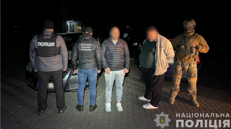 Männer sprang während der Fahrt auf den Zug: ein Plan, um der Mobilisierung zu entgehen“ /></p>
<p>Der Organisator des Plans und sein Komplize wurden gemäß Artikel 208 der Strafprozessordnung der Ukraine von der Polizei festgenommen und inhaftiert eine vorübergehende Haftanstalt. Sie wurden über den Verdacht gemäß Teil 3 der Kunst informiert. 332 des Strafgesetzbuches der Ukraine.</p>
<p>Darüber hinaus wurden weitere an der Straftat beteiligte Personen, darunter ein Minderjähriger, in Verwaltungshaft genommen. Das Problem der Verdachtsmeldung wird gelöst. Der Fall wird derzeit vorläufig untersucht.</p>
</p></p>
<!-- relpost-thumb-wrapper --><div class=