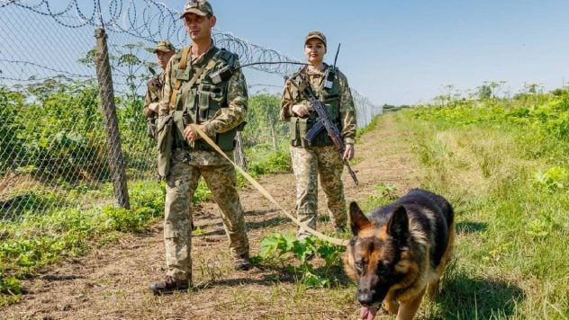 Ich wanderte tagelang durch den Wald: Grenzschutzbeamte nahmen einen Ukrainer fest, der zu fliehen versuchte Polen“ /></p>
<p>In der Region Riwne nahmen Grenzschutzbeamte einen 53-jährigen Ukrainer fest, der versuchte, illegal die Grenze zu Polen zu überqueren. Allerdings landete er versehentlich in der Nähe der weißrussischen Grenze. Nachdem er sich verlaufen hatte, verbrachte der Mann einen Tag im Wald und stieß zufällig auf Militärpersonal.</p>
<p>Dies wurde vom Staatsgrenzdienst gemeldet.</p>
<h2>Ein Ukrainer versuchte illegal die Grenze zu Polen zu überqueren</h2>
<p>Ein gebürtiger Einwohner der Region Kirowograd begab sich nach Polen und folgte den Anweisungen, die er von einem erhalten hatte unbekannte Person im Messenger. Er hoffte, schnell ins Nachbarland zu gelangen, deshalb nahm er weder Wasser noch andere notwendige Dinge mit.</p>
<p>Jetzt beobachten sie </p>
<p>Anstelle der polnischen Grenze landete er jedoch in der Nähe von Weißrussland, wo Er verbrachte fast den ganzen Tag damit, durch Wälder und Sümpfe zu wandern.</p>
<p>Der Häftling sagte, er habe sich von den Anweisungen eines Fremden leiten lassen und sei davon überzeugt gewesen, dass das Gebiet den Wäldern der Region Kirowograd ähneln würde. Allerdings stieß ich auf dichtes Dickicht und Sumpfgebiet.</p>
<blockquote>
<p>– Ich verstand nicht einmal, wo ich war. Dann beschloss ich, dass ich genug von diesen Abenteuern hatte und mich auf den Weg zu den Menschen machen würde. Ich stieß auf einen Teich, aus dem ich Wasser trank, weil ich vorher Tau von Pflanzen sammeln musste, — sagte ein 53-jähriger Ukrainer.</p>
</blockquote>
<p>Der staatliche Grenzschutzdienst berichtete, dass ein abgemagerter Mann versehentlich ukrainischen Grenzschutzbeamten begegnet sei. Zuerst verwechselte der Ukrainer sie mit polnischen Soldaten und redete sie daher in einer Fremdsprache an.</p>
<p>Der Häftling wurde gemäß Artikel 204-1 des Gesetzes über Ordnungswidrigkeiten (illegaler Übertritt oder Versuch) zur Verwaltungsverantwortung gebracht illegal die Staatsgrenze der Ukraine zu überschreiten).</p>
<p>Dies führt zu einer Geldstrafe in Höhe von 200 bis 500 steuerfreien Mindesteinkommen der Bürger oder zu einer Verwaltungshaft von bis zu 15 Tagen (mit Beschlagnahme von Instrumenten und Mitteln). der Begehung der Straftat).</p>
</p></p>
<!-- relpost-thumb-wrapper --><div class=