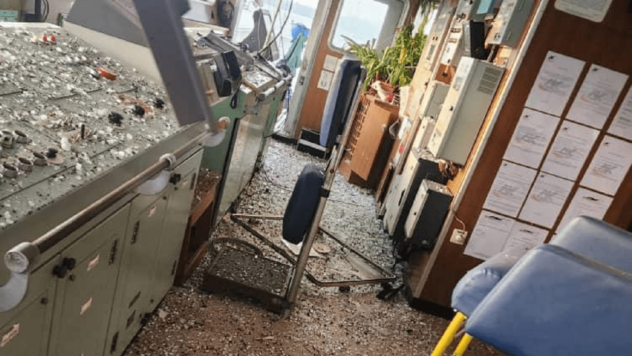 Ein Schiff mit Getreide wurde im Hafen von Yuzhny durch einen Angriff der beschädigt Russische Föderation“ /></p>
<p> < p>Die Folge der Raketenangriffe Russlands auf die Ukraine war die Beschädigung eines diensthabenden Schiffes mit einer Ladung Lebensmittel im Hafen von Yuzhny.</p>
<p>Dies wurde gemeldet von das <b></b> Ministerium für Wiederaufbau der Ukraine. </p>
<p>— Russische Terroristen greifen weiterhin die ukrainische Infrastruktur an, darunter auch Häfen, die an der Gewährleistung der Ernährungssicherheit in Europa und anderen Teilen der Welt beteiligt sind, — In der Nachricht steht:</p>
<p>Wird gerade beobachtet </p>
<h2>Ein Schiff wurde im Hafen von Yuzhny beschädigt</h2>
<p>So beschädigte Russland in der Nacht des 6. Oktober das mit Maiskorn für den Export beladene Zivilschiff PARESA unter der Flagge von St. Kitts und Nevis. Dies geschah in der Nähe eines der Liegeplätze im Seehafen Juschny.</p>
<p>Glücklicherweise wurde keines der 15 Besatzungsmitglieder, Bürger Ägyptens und Syriens, verletzt. Insgesamt wurden etwa 6.000 Tonnen ukrainischer Mais auf das Schiff verladen. Dies ist eine absolut zivile Fracht.</p>
<blockquote>
<p>— Insgesamt ist dies das 20. zivile Schiff, das durch russische Angriffe beschädigt wurde. Vor ein paar Wochen hat ein terroristisches Land ein Schiff angefahren, das Weizen nach Ägypten transportierte.</p>
<p>Dies ist nichts anderes als Russlands Versuche, den erfolgreichen Betrieb des ukrainischen maritimen Nahrungsmittelkorridors zu beeinflussen und die Welternährungssicherheit zu gefährden, & #8212; sagte der stellvertretende Ministerpräsident für den Wiederaufbau der Ukraine — Minister für Entwicklung der Gemeinden und Gebiete der Ukraine <strong>Alexey Kuleba.</strong></p>
</blockquote>
<p>Es wird darauf hingewiesen, dass das terroristische Land traditionell die Zerstörung angeblich militärischer Fracht angekündigt hat, was nicht wahr ist.</p>
<p><img decoding=