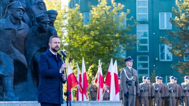 Wir werden nicht ruhen, bis wir das Andenken an die Opfer in Wolhynien gedenken – Verteidigungsminister Polens“ /> </p>
<p>Polen gab erneut eine Erklärung zur Tragödie von Wolhynien ab. Der Verteidigungsminister des Landes <strong>Władysław Kosiniak-Kamysh</strong> sagte, dass Warschau „sich nicht beruhigen wird“. bis er das Andenken der während der Wolyn-Tragödie Getöteten ehrt.</p>
<p>Ihm zufolge ist es „wahr“, dass über die Tragödie in Wolhynien sollte „verständlich und allgemein akzeptiert“ sein; in Europa und auf der ganzen Welt.</p>
<p>Nach Angaben der Agentur PAP sagte der Beamte dies während einer Zeremonie zum 84. Jahrestag der Gründung der Bauernbataillone, die in Warschau stattfand.</p>
<p>Jetzt schaue ich </p>
<h2>Kosinyak-Kamysh über die Tragödie von Wolhynien</h2 >
<p>Der polnische Minister erinnert sich ausnahmslos an Geschichte und Helden, unabhängig davon, „ob er in der Regierung oder in der Opposition ist.“</p>
<blockquote>
<p>„Ich möchte uns allen hier ein Versprechen geben, ein Versprechen an Polen, ein Versprechen an meine Landsleute: Wir werden nicht ruhen, bis wir das Andenken an die Opfer des Völkermords in Wolhynien ehren“, sagte er. erklärte er.</p>
</blockquote>
<p>Kosiniak-Kamysh fügte hinzu, dass die Wahrheit „in Europa und der Welt allgemein anerkannt und verstanden werden sollte“.</p>
<p>Bei der Zeremonie In Warschau erklärte er, dass „zu den ersten Opfern“ gehörten. Es gab Soldaten der Bauernbataillone (Hlop-Bataillone).</p>
<p>Nach Angaben des polnischen Ministers erwähnt er Wolhynien nicht, „um eine nicht verheilte Wunde aufzureißen“. Er sagte, dass er, wie alle Polen, es heilen will.</p>
<h2>Wer sind die Cotton Battalions</h2>
<p>Baumwollbataillone oder Bauernbataillone wurden während des Zweiten Weltkriegs auf Initiative der Polnischen Bauernpartei auf dem von den Nazis besetzten Gebiet des Vorkriegspolens, insbesondere der Westukraine, gebildet.</p>
<p>Diese Bataillone arbeiteten mit zusammen der Heimatarmee.</p>
<p >Bauernbataillone vereitelten die Pläne des Dritten Reiches, die polnische Bevölkerung in Zamoyshchyna im Rahmen des Ost-Plans zu deportieren und zu vernichten. Sie begannen auch einen bewaffneten Kampf gegen die Deutschen, der sich zum Zamoyska-Aufstand entwickelte.</p>
<p>Nach dem Krieg wurden Soldaten der Bauernbataillone Mitbegründer der Polnischen Bauernpartei, deren Führer Kosiniak-Kamysz ist. </p>
<p>Gleichzeitig ist es erwähnenswert, dass die Khlop-Bataillone an dem Massaker an der ukrainischen Zivilbevölkerung in Sagryn im Jahr 1944 sowie im Dorf Skopov beteiligt waren.</p>
<p >Im April 1945 vernichteten Einheiten der Heimatarmee und der Bauernbataillone die ukrainische Bevölkerung im Dorf Bachov. Sie sind auch an den Massakern an Ukrainern in Berezka und Sivchyn beteiligt.</p>
</p></p>
<!-- relpost-thumb-wrapper --><div class=