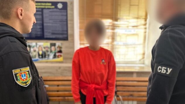 Eine Frau mit Trikolore wurde in Odessa festgenommen: Sie unterstützt Putin und wartet auf das &ldquo „Russische Welt“ /></p>
<p>Am Abend des 7. Oktober nahm die Polizei in Odessa einen Anwohner fest, der versuchte, die russische Trikolore auf dem Sockel aufzuhängen, auf dem zuvor das Denkmal für Kaiserin Katharina II. gestanden hatte.</p>
<p>Die Inhaftierte verbarg ihr Mitgefühl für das Land, den Aggressor, persönlich Diktator Wladimir Putin, nicht und äußerte auch den Terroristenslogan „Achmat“. Stärke”.</p>
<h2>Eine Frau mit der Trikolore der Russischen Föderation wurde in Odessa festgenommen — was bedroht sie</h2>
<p>Vor der Festnahme durch die Polizei führten Augenzeugen ihres illegalen Verhaltens ein Gespräch mit dem Angreifer.</p>
<p>Jetzt zuschauen </p>
<p>Die Frau zitiert wörtlich Kreml-Handbücher über die Tragödie vom 2. Mai im Gewerkschaftshaus von Odessa, den Angriff von den „Nazis“ zum Donbass, „Brüder-Slawen“ und „hybrider Krieg“, angeblich von Amerika initiiert und unterstützt.</p>
<blockquote>
<p>„Ich unterstütze die russische Welt, ich unterstütze Wladimir Wladimirowitsch Putin und Russland.“ Ich rufe die normale Bevölkerung und das Militär auf, auf die russische Seite zu gehen. Andernfalls wird die Zerstörung unseres slawischen Volkes weitergehen — Russen, Ukrainer und Weißrussen, das spielt der NATO in die Hände, — erklärte sie während des Verhörs.</p>
</blockquote>
<p><img decoding=