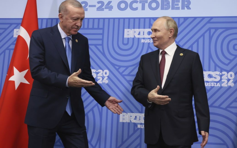 Erdogan machte einen Vorschlag dazu Putin zum Schwarzen Meer“ /></p>
<p><strong>Der türkische Präsident schlug vor, die Arbeit des „Getreidekorridors“ wieder aufzunehmen.</strong></p>
<p>Während des BRICS-Gipfels in der russischen Stadt In Kasan lud der türkische Präsident Recep Tayyip Erdogan den russischen Präsidenten Wladimir Putin ein, die Kontakte zur Schwarzmeerschifffahrt wieder aufzunehmen.</p>
<p>Dies berichtet Reuters unter Berufung auf eine Aussage des Kreml-Eigentümers im russischen Staatsfernsehen.< /p> </p>
<p>Laut Putin hörte er sich Erdogans Vorschläge im Zusammenhang mit der Schifffahrt im Schwarzen Meer an“, aber er hatte keine Zeit, die Materialien zu lesen.</p>
<p>„Wir werden sehen.“ Ich habe das nie aufgegeben“, sagte der Präsident des Aggressorstaates zynisch.</p>
<p>Der türkische Präsident bestätigte, dass er mit Putin über den „Getreidekorridor“ und einen möglichen Gefangenenaustausch gesprochen habe.</p >
<p>„Unser Wunsch ist es, so schnell wie möglich Friedensverhandlungen zwischen den beiden Ländern aufzunehmen und ein positives Ergebnis zu erzielen“, sagte Erdogan.</p>
<p>Wir erinnern daran, dass die Türkei ein schnelles Ende des Krieges anstrebt Ukraine mit Respekt vor den „berechtigten und legitimen Interessen“ des ukrainischen Volkes und einem „ausgewogenen Ergebnis“.</p>
<h4>Ähnliche Themen:</h4>
<p>Weitere Nachrichten</p>
<!-- relpost-thumb-wrapper --><div class=