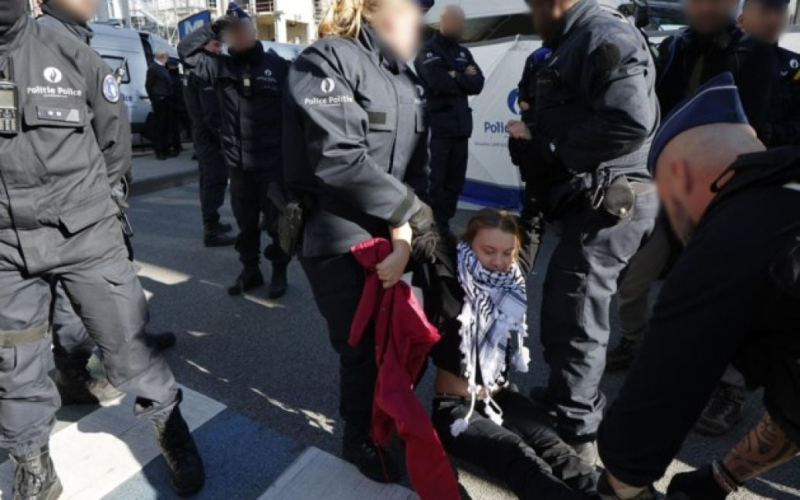 Greta Tunberg festgenommen Polizei in Brüssel: Was ist passiert? /></p>
<p><strong>Umweltaktivisten marschierten und forderten die europäischen Institutionen auf, die Subventionierung fossiler Brennstoffe einzustellen.</strong></p>
<p>Am Samstag, den 5. Oktober 21 Die -jährige schwedische Aktivistin Greta Thunberg wurde in Brüssel von der Polizei festgenommen, als sie zusammen mit einer Gruppe anderer Demonstranten den Verkehr im Zentrum der belgischen Hauptstadt blockierte.</p>
<p>Dies wurde von De Mogen berichtet.< /p> </p>
<p>Dieses Jahr marschierten Umweltaktivisten vom Luxembourg-Platz vor dem Europäischen Parlament zur U-Bahn-Station Merode in Etterbeek und forderten die europäischen Institutionen auf, die Subventionierung fossiler Brennstoffe einzustellen.</p>
<p>Der schwedische Klimaaktivist Sie selbst war bei dem Marsch nicht anwesend, sondern erschien zusammen mit mehreren anderen Aktivisten auf dem Rogir-Platz, wo sie den Verkehr blockierten.</p>
<p>„Wir sind heute mit Menschen aus ganz Europa hier, um ein Ende der Subventionen für fossile Brennstoffe zu fordern.“ . „Das ist eine europäische Kampagne, und Brüssel ist natürlich ein wichtiger Ort, um Maßnahmen zu ergreifen“, zitiert die Veröffentlichung Greti Thunberg.</p>
<p>Die Polizei forderte die Demonstranten auf, sich aufzulösen. Dann gingen mehrere Aktivisten, während der Rest an Ort und Stelle blieb. Anschließend wurden sie festgenommen. Thunberg wurde ebenfalls verhaftet.</p>
<p>Zuvor hatten Umweltaktivisten einen offenen Brief an die Leiter europäischer Institutionen, insbesondere an die Präsidentin der Europäischen Kommission Ursulie von der Leyen und den Präsidenten des Europäischen Rates Charles Michel, gerichtet Sie werden aufgefordert, bis 2025 einen klaren Plan für den schrittweisen Abbau der Subventionen für fossile Brennstoffe in Europa auszuarbeiten.</p>
<p>Im Jahr 2023 stellten die Mitgliedstaaten der Europäischen Union 171 Milliarden Euro zur Förderung fossiler Brennstoffe bereit.</p>
<p>Erinnern Sie sich daran, dass Greta Thunberg zuvor einen Streik aus Solidarität mit Palästina organisiert hat. </p>
<h4>Verwandte Themen:</h4>
<p>Weitere Nachrichten</p>
<!-- relpost-thumb-wrapper --><div class=