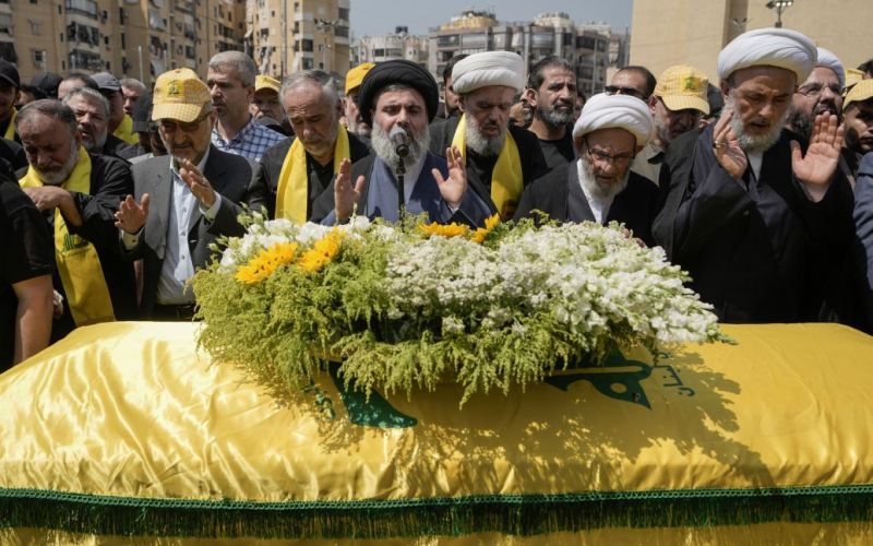 Israel eliminierte den Nachfolger des getöteten Hisbollah-Führers – Quellen von Al-Arabiya ><strong> /p></p>
<p>Infolge eines israelischen Luftangriffs auf Beirut in der Nacht des 4. Oktober wurde der neue Anführer der Hisbollah-Terroristengruppe, Hashem Safieddin, der Cousin des zuvor getöteten Hassan Nasrallah, wurde getötet.</p>
<p>Dies wurde dem Fernsehsender Al Arabiya aus mehreren informierten Quellen gemeldet.</p>
<p>Ihren Angaben zufolge startete Israel einen massiven Angriff auf die südlichen Vororte von Beirut, wo sich wahrscheinlich Safieddins Bunker befand.</p>
<p>Quellen von Al Arabia behaupten, dass Hashem Safieddins Versteck in großer Tiefe lag, aber israelische Flugzeuge warfen 73 Menschen ab Tonnen Bomben auf den Bunker.</p>
<p>Zusammen mit Safieddin starben seine Assistenten und Feldkommandanten der Hisbollah. Auch der Geheimdienstchef der Terrorgruppe mit dem Spitznamen „Mortada“ soll sich im Bunker aufgehalten haben.</p>
<p>Quellen behaupten, dass niemand eine Chance hatte, den Angriff zu überleben; der Tod könnte entweder durch den Einsturz des Bunkers oder durch das Austreten von Gasen verursacht worden sein, die zum Ersticken führten.</p>
<p>Eine Quelle der libanesischen Sicherheitsdienste bestätigte dies Zuvor wurde am Freitag der Kontakt mit dem neuen Anführer der Hisbollah Hashem Safieddin unterbrochen.</p>
<h2><strong>Was über Hashem Safieddin bekannt ist</strong></h2>
<p>Nasrallahs Cousin Hashem Safieddin war sehr ähnelte ihm im Aussehen, war aber extremer.</p>
<p>Er wird als wichtiges Bindeglied zwischen der Hisbollah und dem Iran beschrieben, da er ein gemischtes Verhältnis zu Entscheidungsträgern in Teheran hatte: Hashem Safieddins Sohn heiratete die Tochter von IRGC-General Qasem Soleimani und sein Bruder Abdullah sind der Vertreter der Hisbollah in Teheran.</p>
<p>Seit 2017 erkennt Washington Hashem Safieddin als internationalen Terroristen an.</p>
<p>Wir erinnern uns, dass dies bereits früher der Fall war berichteten, dass die israelische Armee einen der Anführer der Terrorgruppe Hisbollah im Libanon eliminiert habe, die sich mit der Herstellung hochpräziser Lenkraketen beschäftigte.</p>
<h4>Verwandte Themen:</h4>
<p>Weitere Nachrichten</p>
<!-- relpost-thumb-wrapper --><div class=