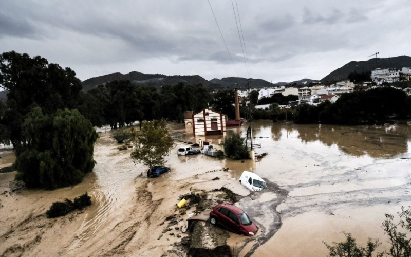 Katastrophal Überschwemmung in Spanien: Die Zahl der Todesopfer nähert sich der Hundert-Marke. /></p>
<p><strong>Valencia litt zunächst unter ungewöhnlich großem Hagel, dann lösten die Regenfälle eine verheerende Überschwemmung aus.</strong></p>
<p>< p>29. Oktober In Valencia, Spanien, kam es zu einer schrecklichen Überschwemmung, bei dem 95 Menschen ums Leben kamen. Und ganze Vororte standen unter Wasser. Die Flut zerstörte Brücken und Autos.</p>
<p>AP meldet dies.</p>
<p>Rettungsdienste in der östlichen Region Valencia meldeten 92 Tote. Zwei weitere Menschen starben in der Nachbarregion Kastilien-La Mancha, auch Südandalusien meldete einen Todesfall.</p>
<p><img decoding=
