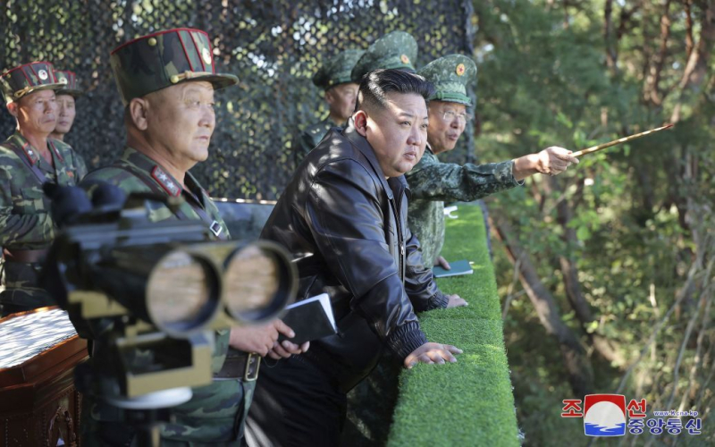 Nordkorea bereitet sich darauf vor Bombenstraßen in Südkorea“ /></p>
<p><strong>Am Tag zuvor versprach das nordkoreanische Militär, alle Straßen und Eisenbahnen nach Südkorea zu blockieren, um „die Grenze in eine Festung zu verwandeln“.</stark></p>
<p>Nordkorea bereitet sich wahrscheinlich darauf vor, am 14. Oktober Straßen zur südkoreanischen Grenze zu sprengen.</p>
<p>Dies berichtet Yonhap unter Berufung auf eine Erklärung der Vereinigten Stabschefs von den südkoreanischen Streitkräften.</p>
<p>Nach Angaben des Gemeinsamen Ausschusses führt das nordkoreanische Militär nach der Erklärung der Koreanischen Volksarmee vom 9. Oktober Aktionen durch, die möglicherweise mit Explosionen auf den Straßen entlang des Landes verbunden sind Gyeonggi- und Donghae-Linien.</p>
<p>„Es ist wahrscheinlich, dass (Explosionen in Nordkorea – Red.) heute (14. Oktober, Red.) stattfinden werden“, sagte der Vertreter der Vereinigten Stabschefs, Lee Sung -jun.</p>
<p>Er fügte hinzu, dass das Militär vollständig auf mögliche Provokationen vorbereitet sei.</p>
<p>Beachten Sie, dass nordkoreanische Truppen am 9. Oktober versprochen haben, alle Straßen und Eisenbahnen nach Südkorea zu blockieren, um dies zu verhindern „Verwandeln Sie die Grenze in eine Festung.“</p>
<p>Erinnern Sie sich daran, dass der nordkoreanische Führer Kim Jong-un am 13. Oktober befahl, die Artillerieeinheiten im Bereich der entmilitarisierten Zone in volle Kampfbereitschaft zu versetzen Grenze zu Südkorea.</p>
<p><u><strong>Lesen Sie auch:</strong></u></p>
<h4>Ähnliche Themen:</h4>
<p>Weitere Nachrichten</p>
<!-- relpost-thumb-wrapper --><div class=