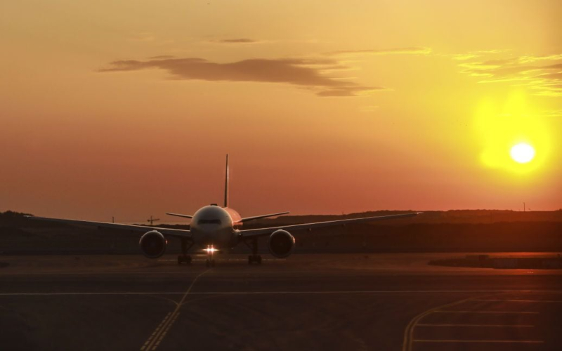 Pilot Passagierflugzeug starb während des Fluges: Was geschah? /></p>
<p><strong>Das Flugzeug machte eine Notlandung, nachdem der Pilot das Bewusstsein verlor.</strong></p>
<p>Der Pilot von Turkish Airlines starb während der Flug eines Passagierflugzeugs, das von Seattle an der Westküste der Vereinigten Staaten ins türkische Istanbul fliegt.</p>
<p>Dies gab der Vertreter der türkischen Airiles, Yahya Ustun, am Mittwoch, dem 9. Oktober, im sozialen Netzwerk X bekannt.< /p> </p>
<p >Nach seinen Angaben verlor der Kapitän des Airbus 350 während des Fluges das Bewusstsein, zwei weitere Piloten versuchten, ihn medizinisch zu versorgen und beschlossen schließlich, auf dem New Yorker Flughafen notzulanden. Der Pilot starb jedoch noch vor der Landung.</p>
<p>Die Fluggesellschaft fügte hinzu, dass der 59-jährige Kapitän Ilcehin Pehlivan seit 2007 für Turkish Airlines gearbeitet habe. Er unterzog sich Anfang März dieses Jahres einer routinemäßigen medizinischen Untersuchung, bei der keine gesundheitlichen Probleme festgestellt wurden, die ihn an der Erfüllung seiner Aufgaben hindern würden.</p>
<p>Nachdem der Flug nach New York umgeleitet wurde, arrangierten die Passagiere im Flugzeug eine Vereinbarung eine Rückkehr in die Türkei.</p>
<p>Erinnern Sie sich daran, dass der Sicherheitskorrespondent von BBC News, Frank Gardner, während eines Fluges von Warschau nach London gezwungen war, auf dem Boden des Flugzeugs zu kriechen, um zur Toilette zu gelangen. Der Journalist beschrieb die Erfahrung als äußerst körperlich unangenehm und demütigend.</p>
<h4>Verwandte Themen:</h4>
<p>Weitere Nachrichten</p>
<!-- relpost-thumb-wrapper --><div class=