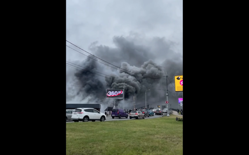 Under Ein Bekleidungsmarkt in Moskau fing Feuer: Die Stadt war voller Rauch (Video)“ /></p>
<p><strong>Es liegen noch keine Informationen über Opfer vor.</strong></p>
<p>On Am Mittwoch, den 9. Oktober, kam es in der Stadt Noginsk in der Nähe von Moskau zu einem Großbrand auf dem zentralen Bekleidungsmarkt.</p>
<p>Das Video vom Tatort wurde von russischen Telegram-Kanälen veröffentlicht.</p>
<p>Demnach Nach vorläufigen Informationen ereignete sich das Feuer in einem der Zelte und breitete sich sehr schnell über das gesamte Marktgebiet aus.</p>
<p>Wie aus den veröffentlichten Aufnahmen hervorgeht, war die gesamte Stadt aufgrund des Feuers mit einer Nebelwand bedeckt .</p>
<p>Feuerwehrleute sind vor Ort im Einsatz und versuchen, das Feuer einzudämmen, das eine Fläche von 3.000 Quadratmetern erfasst hat. Meter.</p>
<p>Es gibt noch keine Informationen über Opfer.</p>
<p>Erinnern Sie sich daran, dass am Morgen des 25. September westlich von Moskau ein Großbrand bei einem Autoteilehändler ausbrach Lager.</p>
<h4>Ähnliche Themen:</h4>
<p>Weitere Neuigkeiten</p>
<!-- relpost-thumb-wrapper --><div class=