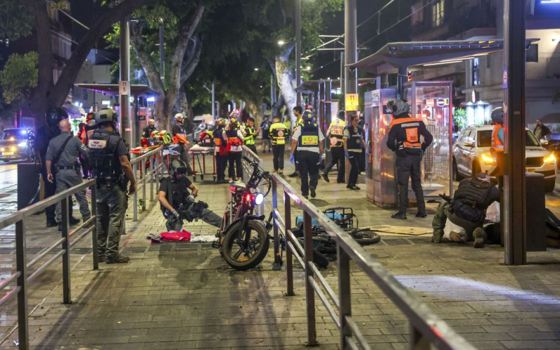 Terroranschlag in Tel-Aviva: Unter den Verwundeten war auch eine Ukrainerin. /></p>
<p><strong>Das Leben des Opfers ist nicht in Gefahr.</strong></p>
<p>Infolge der Bei einem Terroranschlag in Tel Aviv vor dem iranischen Raketenangriff am 1. Oktober wurden sieben Menschen getötet und weitere 16 Menschen verletzt. Unter den Verwundeten befindet sich auch eine ukrainische Staatsbürgerin.</p>
<p>Der ukrainische Botschafter in Israel, Jewgeni Kornijtschuk, gab dies während einer Spendenveranstaltung bekannt.</p>
<p>Am Morgen des 2. Oktober erhielten Diplomaten Informationen über die verwundete Ukrainerin.< /p></p>
<p> „Heute wurde bekannt, dass unter den Opfern des Terroranschlags in Jaffa, der gestern vor dem iranischen Angriff stattfand, sieben Tote und 16 Verwundete waren und<strong>unter den Verwundeten ein Bürger „Die Polizei hat uns heute Morgen Informationen gegeben“, sagte der Botschafter.</p>
<p>Er fügte hinzu, dass das Leben des Opfers nach vorläufigen Informationen nicht in Gefahr sei. Der Konsul wird sie am 2. oder 3. Oktober besuchen.</p>
<p>Korniychuk sagte auch, dass derzeit etwa 15.000 Ukrainer beim Konsulat in Israel registriert seien, „aber im Allgemeinen sind es viel mehr.“</p>
<p >Erinnern Sie sich daran, dass am Abend des 1. Oktober in Tel Aviv, im Raum Jaffa, zwei unbekannte Männer Straßenbahnpassagiere mit einem Messer und einem Gewehr angriffen. Infolge des Terroranschlags wurden zunächst sechs Todesfälle gemeldet.</p>
<p><u><strong>Lesen Sie auch:</strong></u></p>
<h4>Ähnliche Themen:</h4>
<p>Weitere Neuigkeiten</p>
<!-- relpost-thumb-wrapper --><div class=