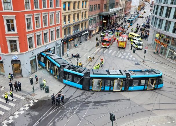 In Oslo geriet eine Straßenbahn aus den Schienen und krachte in ein Geschäft: Es gab Verletzte 