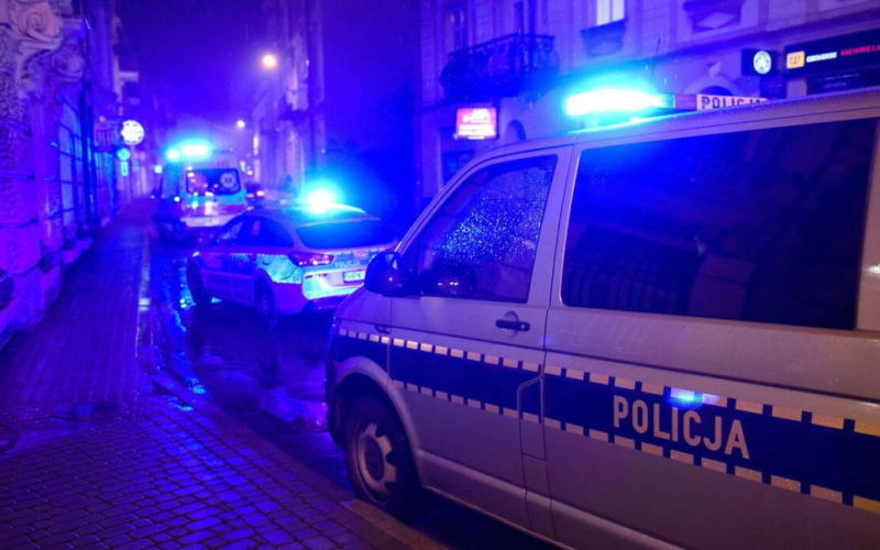 In Polen gestorben Ukrainer während Polizeigewahrsam“ /></p>
<p><strong>Nach Angaben der vor Ort eintreffenden Polizei wollte sich der Ukrainer nicht vorstellen und reagierte nicht auf Befehle.</strong></p>
<p>In der polnischen Woiwodschaft Oppeln starb ein 48-jähriger ukrainischer Staatsbürger während der Festnahme durch die Polizei, die auf Ruf eines polnischen Geschäftsmannes eintraf.</p>
<p>Dies berichtete die polnische Veröffentlichung RMF FM .</p>
<p>Der Vorfall ereignete sich in der Nähe der Stadt Kluczbork, als der Besitzer eines örtlichen ukrainischen Betriebes mit einer Arbeitsanfrage zum Unternehmen kam. Aus unbekannten Gründen wurde dieses Gespräch aggressiv und es kam zu einer Schlägerei. Der Pole rief die Polizei.</p>
<p>Nach Angaben der vor Ort eintreffenden Polizei wollte sich der Ukrainer nicht vorstellen und reagierte nicht auf Befehle, obwohl er mit ihnen auf Polnisch kommunizierte.</p>
<p>Die Polizei beschloss, den Mann zum Revier zu bringen, um seine Identität festzustellen, doch er begann sich zu wehren. Als sie versuchten, ihm Handschellen anzulegen, wurde Gewalt gegen den Ukrainer angewendet, wodurch er plötzlich das Bewusstsein verlor.</p>
<p>Das herbeigerufene Rettungsteam konnte sein Leben nicht retten.</p>
<p>Der Staatsanwaltschaft ermittelt wegen Totschlags.</p>
<p>Erinnern Sie sich daran, dass drei Urlauber zuvor in der Stadt Sopot im Norden Polens eine ukrainische Frau wegen ihrer Nationalität beleidigt haben.</p>
<h4>Ähnliche Themen:</h4>
<p> Weitere Neuigkeiten</p>
<!-- relpost-thumb-wrapper --><div class=