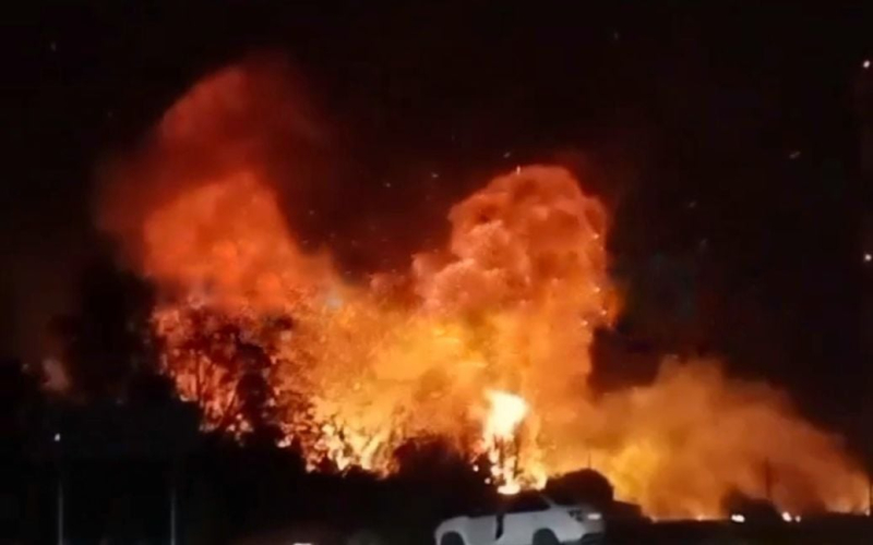 B Im russischen Jeisk-Gebiet sind Explosionen zu hören, ein Feuer ist ausgebrochen (Video)“ /></p>
<p><strong>Die Russen sind wieder besorgt.</strong></p>
<p>Ja, es gibt Explosionen in der Gegend von Jeisk gehört. Vermutlich wurde ein Zug mit iranischen Drohnen angegriffen.</p>
<p>Davon wird im Internet berichtet.</p>
<p>„Böse Zungen sagen, dass es sich um einen Zug iranischer Drohnen handelt, der explodiert, was bedeutet, dass eine Entmilitarisierung erfolgt.“ läuft nach Plan“, schreibt der Journalist Denis Kazansky ironisch.</p>
<p>Erinnern Sie sich daran, dass die ukrainischen Streitkräfte am Mittwoch, dem 9. Oktober, die UAV-Lagerbasis Shahed in der Nähe des Dorfes Oktyabrsky in der russischen Region Krasnodar erfolgreich angegriffen haben Föderation.</p>
<h4> Verwandte Themen:</h4>
<p>Weitere Neuigkeiten</p>
<!-- relpost-thumb-wrapper --><div class=