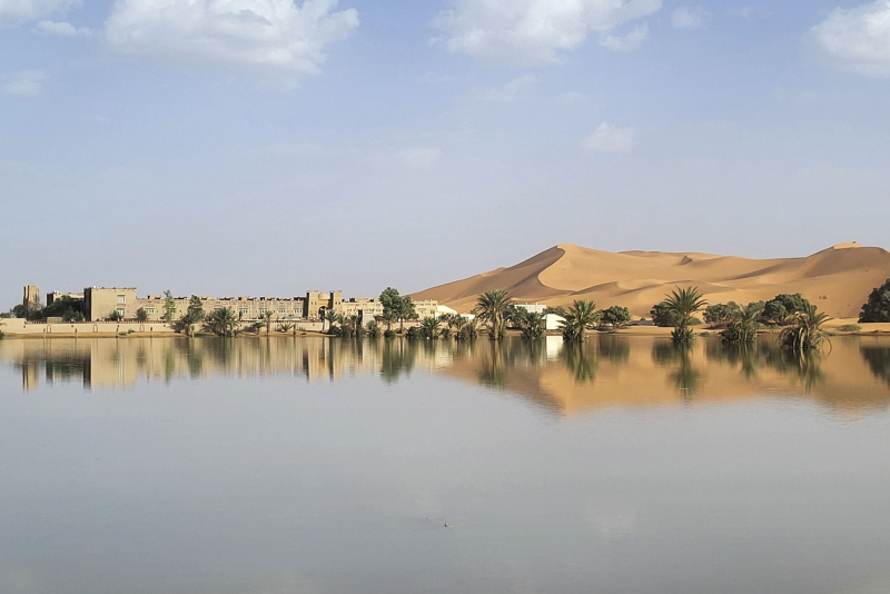 Wasser überschwemmte die Sanddünen nach heftigen Regenfällen in der Sahara: Fotos erschienen“ /></p>
<p>Sechs Jahre in Folge hat Dürre in den meisten Teilen Marokkos zu Problemen geführt und Städte und Dörfer gezwungen, Wasser effizient zu nutzen.< /p></p>
<p><img decoding=