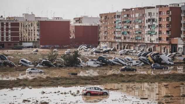 Mörder, raus: Die Menge warf Schlamm auf den König von Spanien und seine Frau