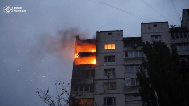 Beschuss Kiews durch Märtyrer am 2. November: Ein Hochhaus brennt Bezirk Swjatoschinski“ /></p>
<p> < p>Explosionen in Kiew am 2. November waren bereits am Morgen zu hören. Russische Besatzer greifen die Hauptstadt von Shahedami an.</p>
<h2>Angriff von Kiew durch Shahedami: Folgen von Explosionen</h2>
<p>Nach Angaben des staatlichen Rettungsdienstes kam es infolge des UAV-Angriffs zu einem Brand ereignete sich auf einer Fläche von 50 Quadratmetern. m und teilweise Zerstörung in Wohnungen im 15. und 16. Stock eines 16-stöckigen Wohngebäudes im Stadtteil Swjatoschinski.</p>
<p>Retter evakuieren die Bewohner des Hauses.</p>
<p>Wird gerade beobachtet < p>Informationen über die Opfer werden geklärt.</p>
</p></p>
<!-- relpost-thumb-wrapper --><div class=